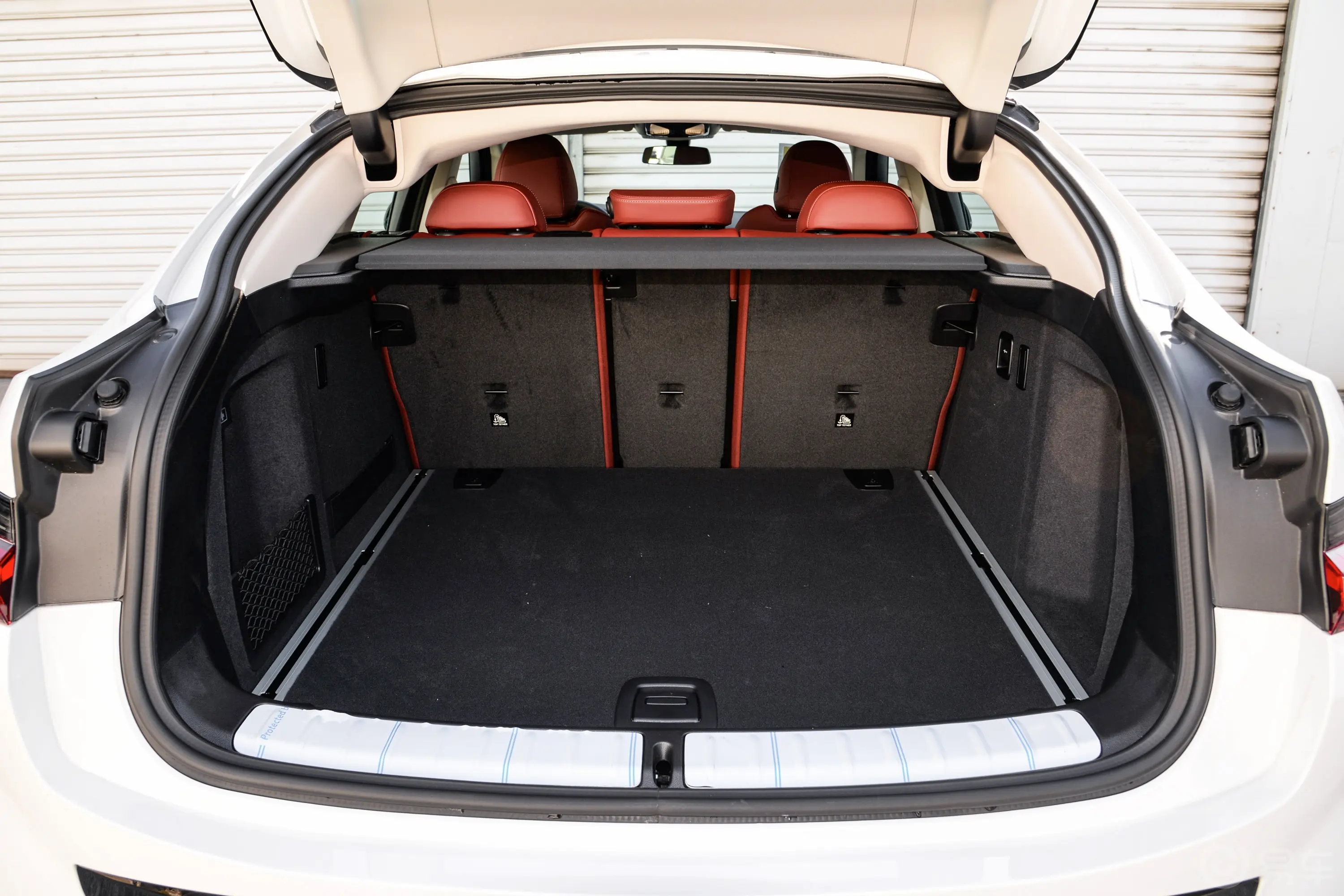宝马X4xDrive25i M运动套装后备厢空间特写
