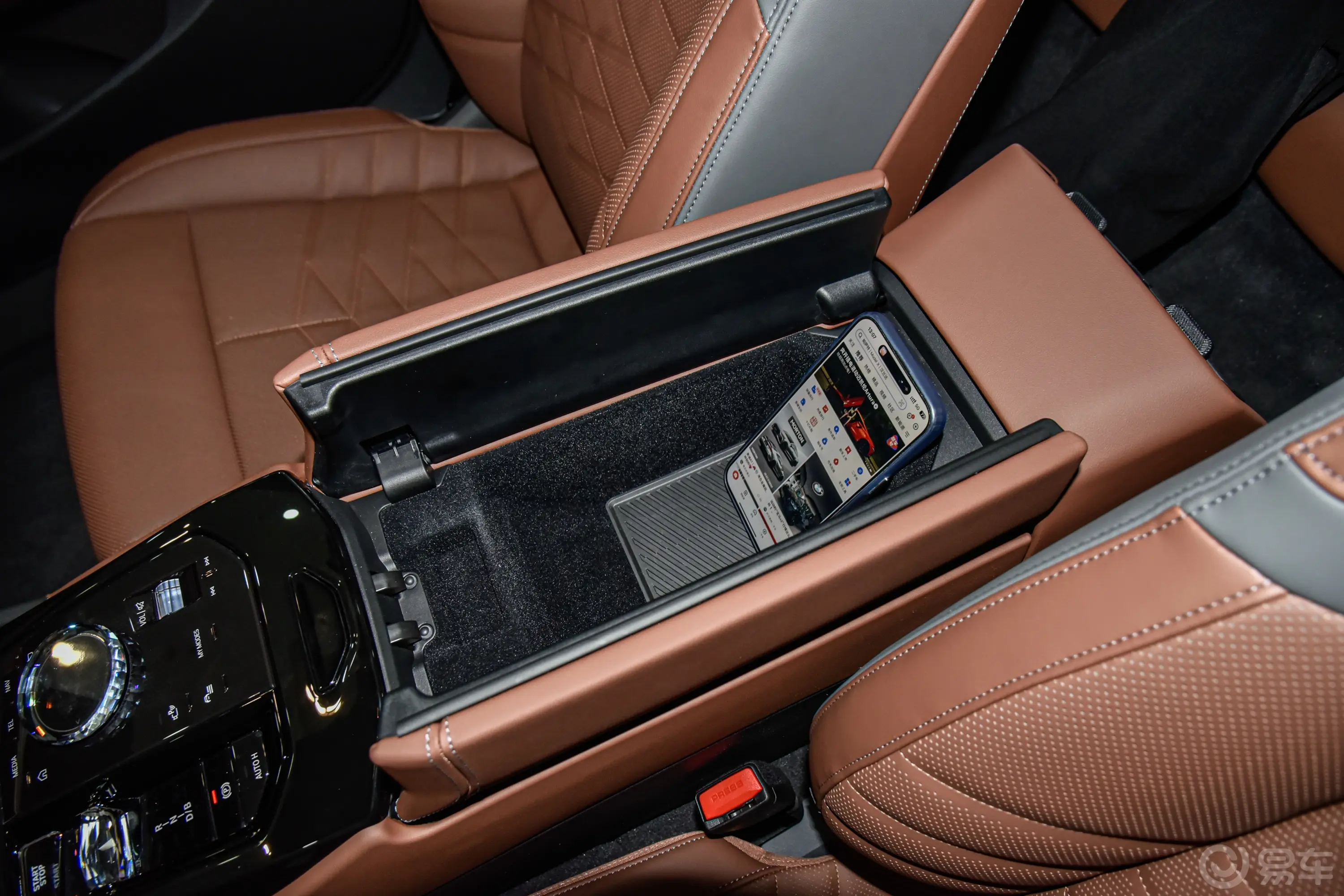 宝马i5eDrive 35L 尊享型 M运动套装前排扶手箱储物格