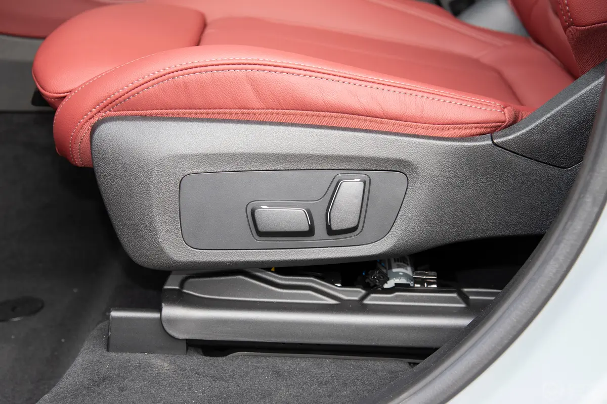 宝马X4xDrive30i M运动套装主驾座椅调节