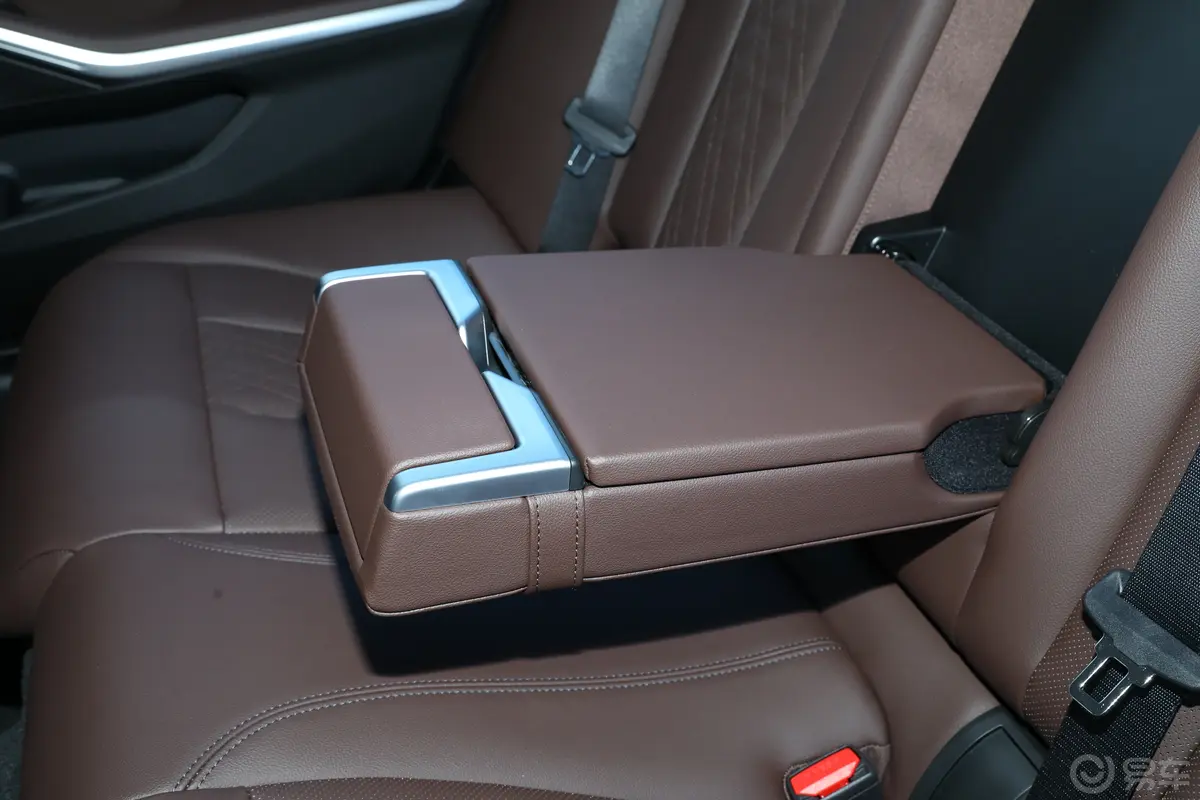 宝马3系325Li xDrive M运动套装后排中央扶手