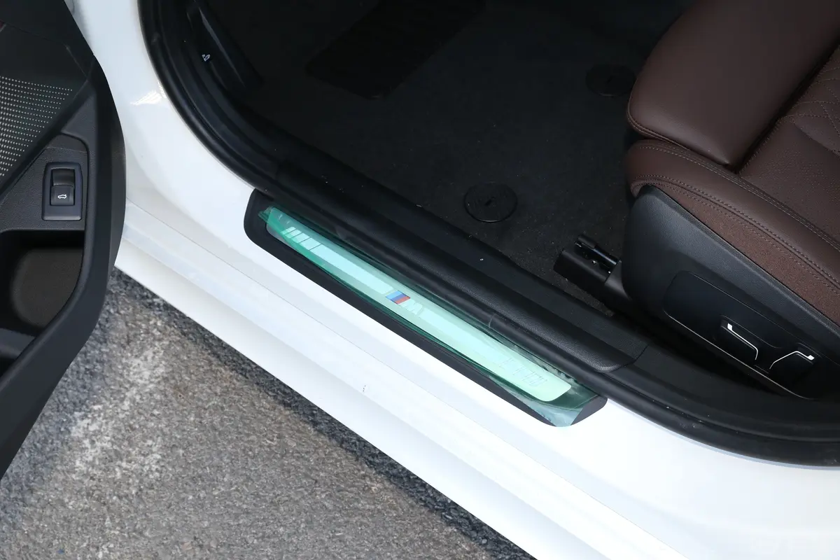 宝马3系325Li xDrive M运动套装前排迎宾踏板