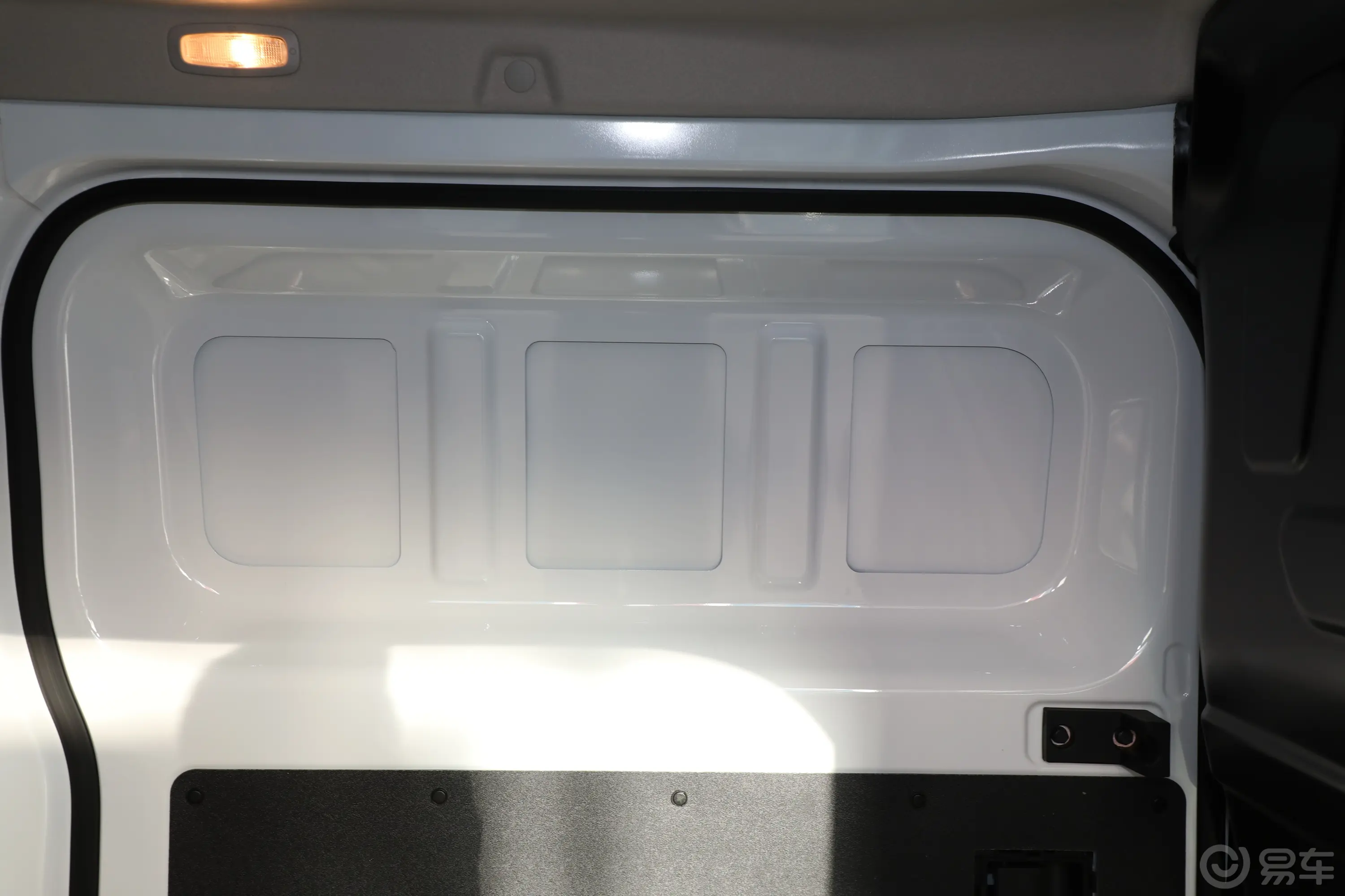 瑞驰新能源EC75252km 标准版超越型I 41.85kWh后排侧窗遮阳帘
