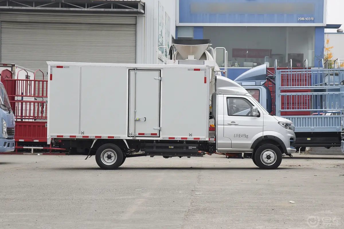 鑫源T5L EV280km 厢货标准型正侧车头向右水平