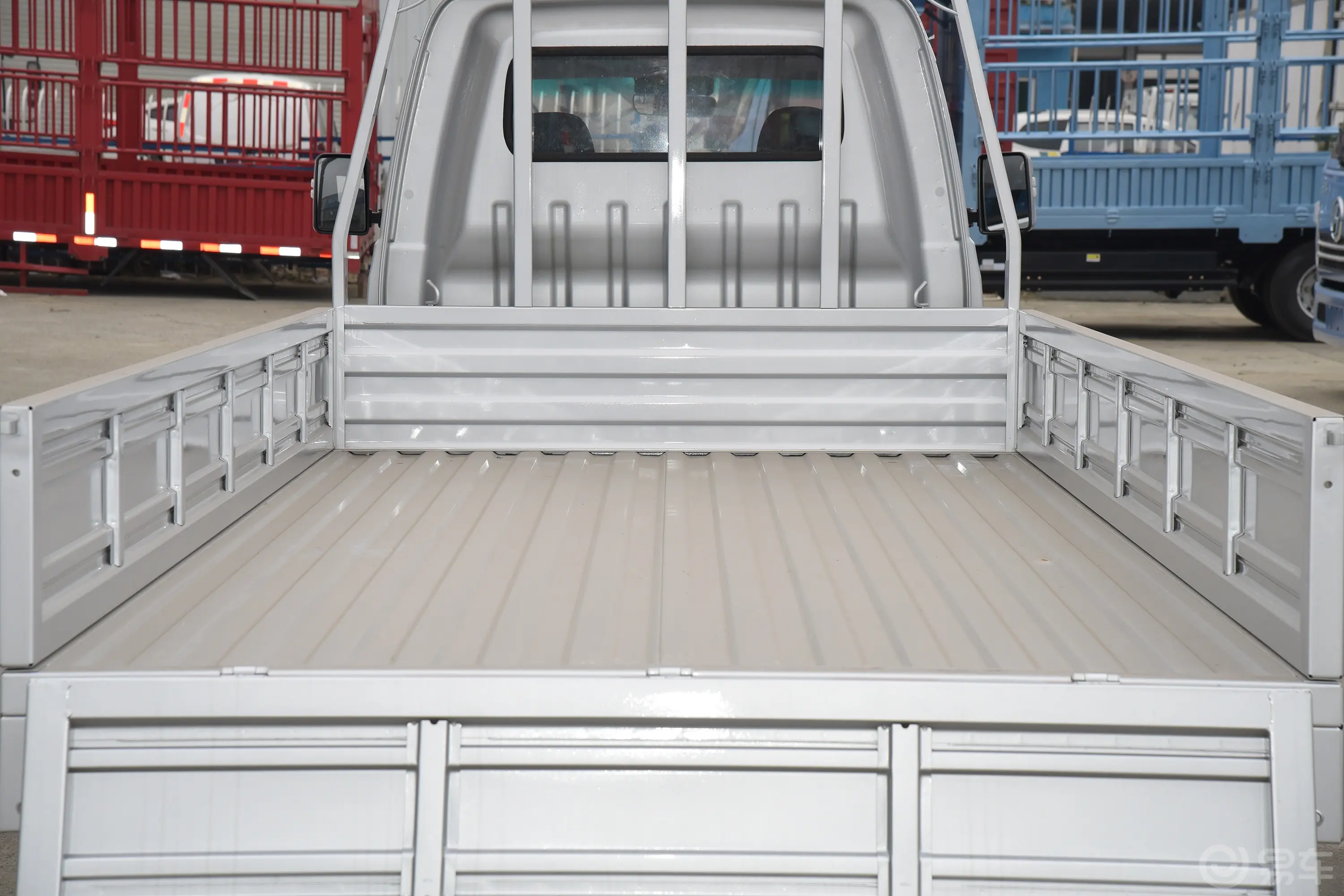 鑫源T5L EV280km 3.7米栏板标准型后备厢空间特写