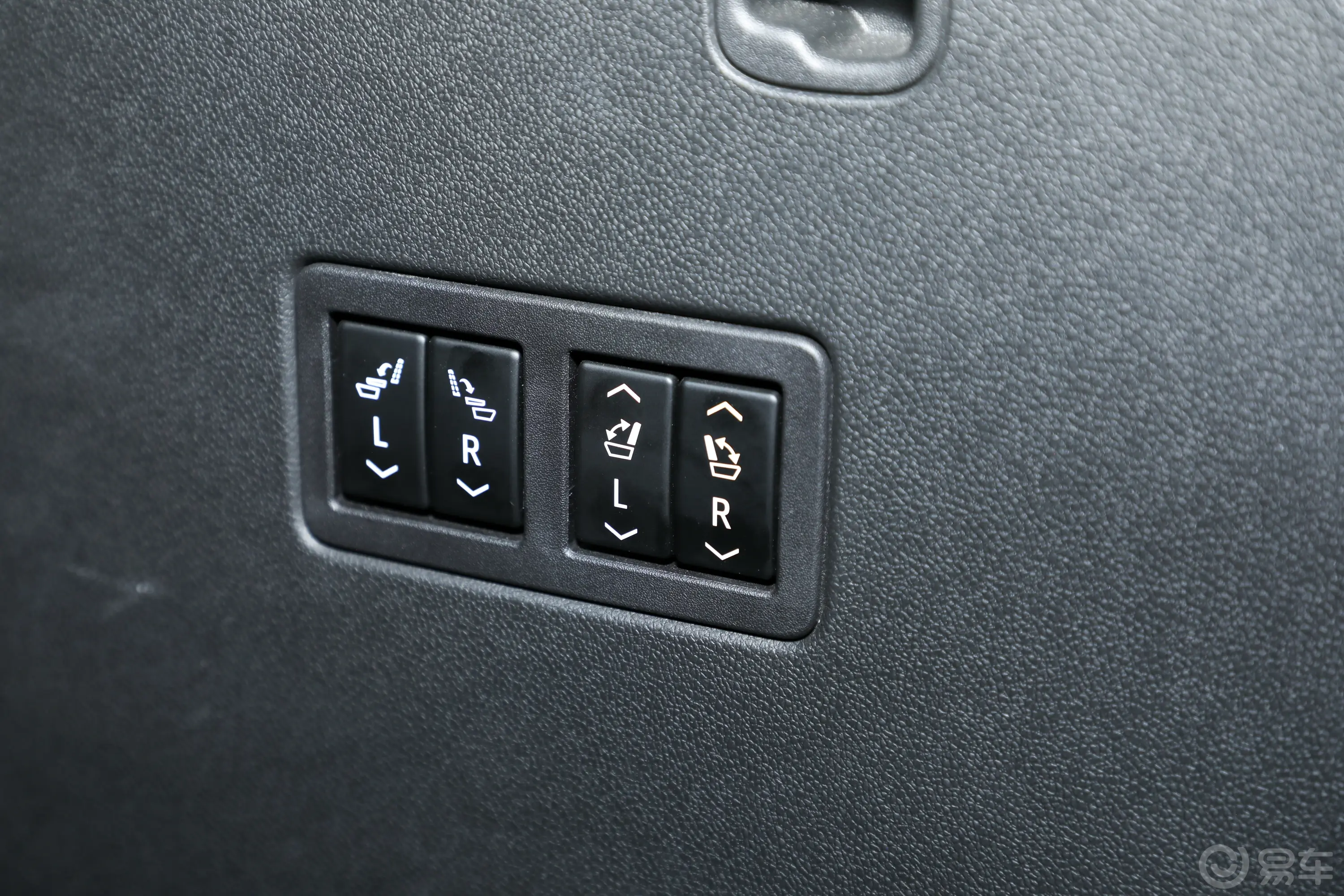 开拓者轻混 RS 650T Twin-Clutch 四驱擎版 7座后备箱内座椅放倒按钮