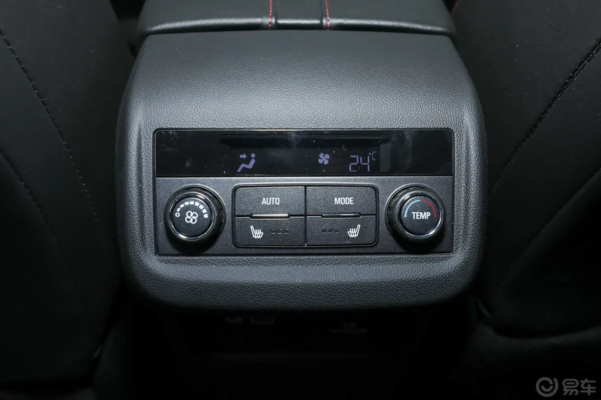 开拓者轻混 RS 650T Twin-Clutch 四驱擎版 7座后排空调控制键