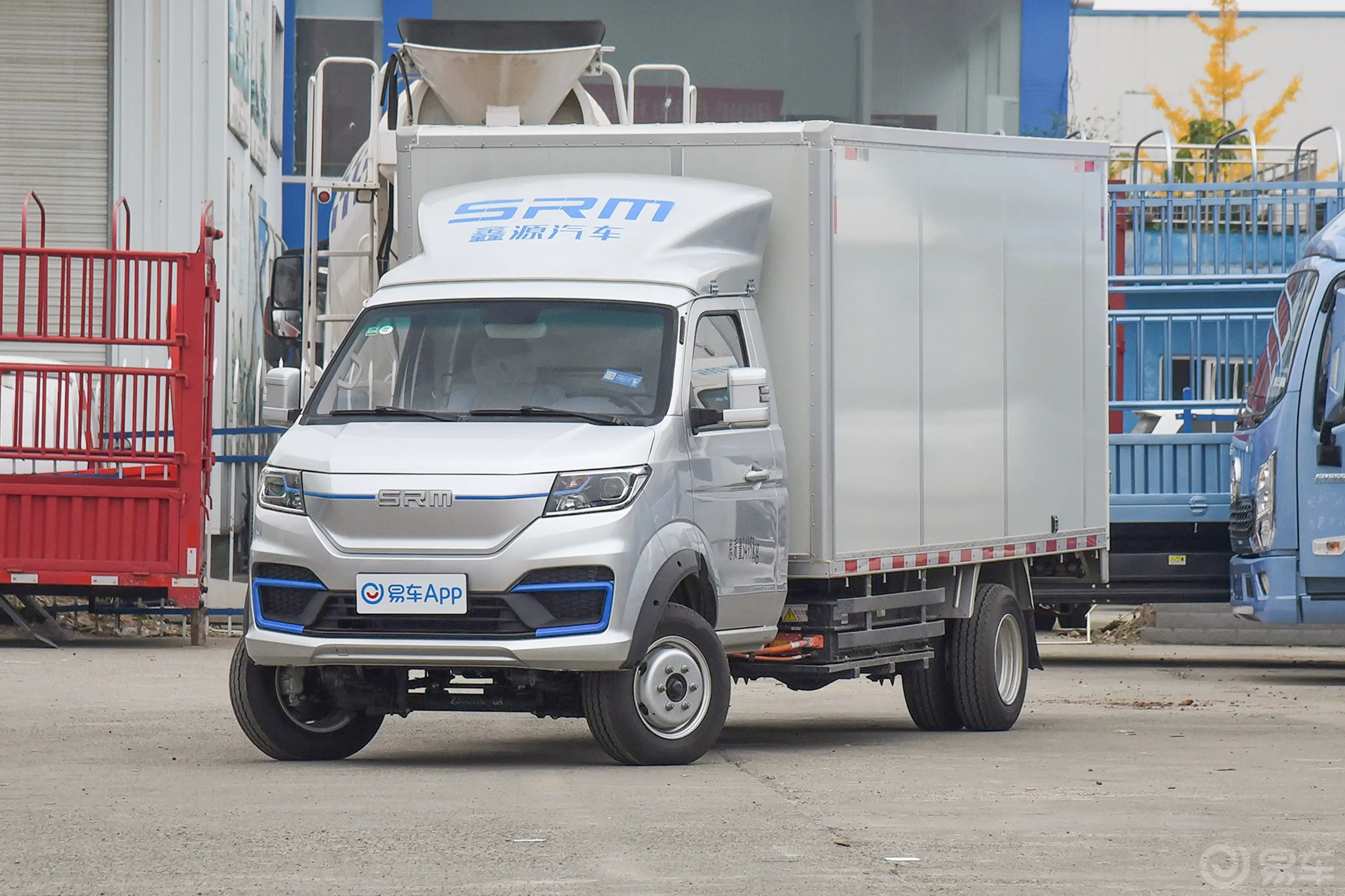 鑫源T5L EV280km 厢货标准型侧前45度车头向左水平