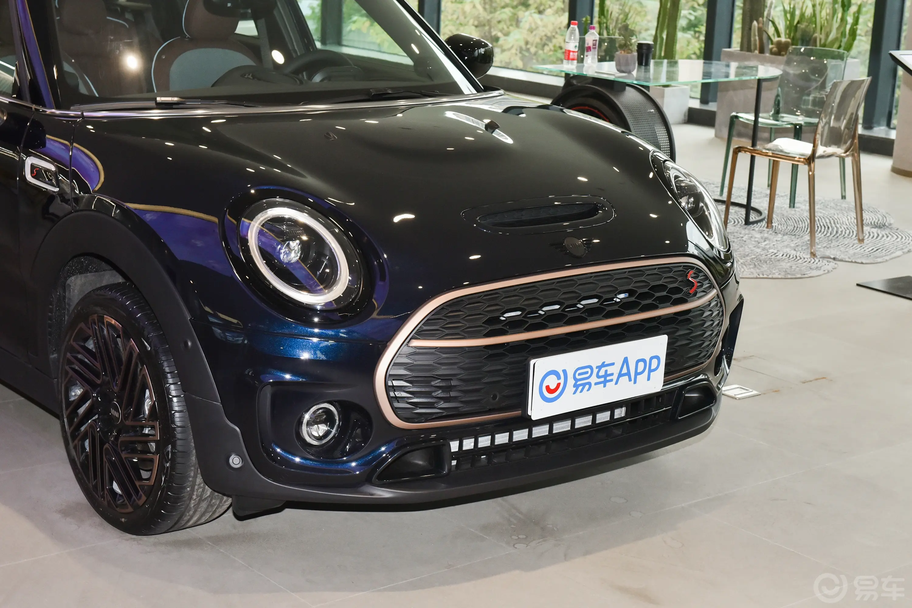 MINI CLUBMAN2.0T COOPER S 最后的绅士纪念版前格栅侧俯拍