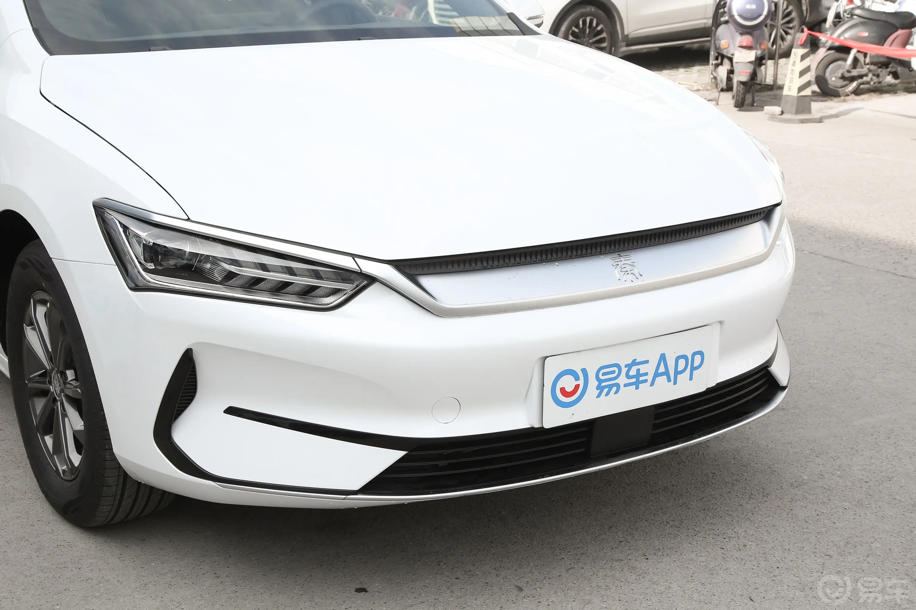 秦PLUS新能源EV 510km 出行版前格栅侧俯拍