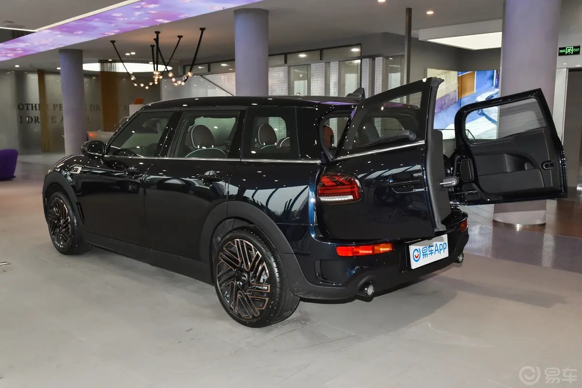 MINI CLUBMAN2.0T COOPER S 最后的绅士纪念版后备厢开启45度侧拍