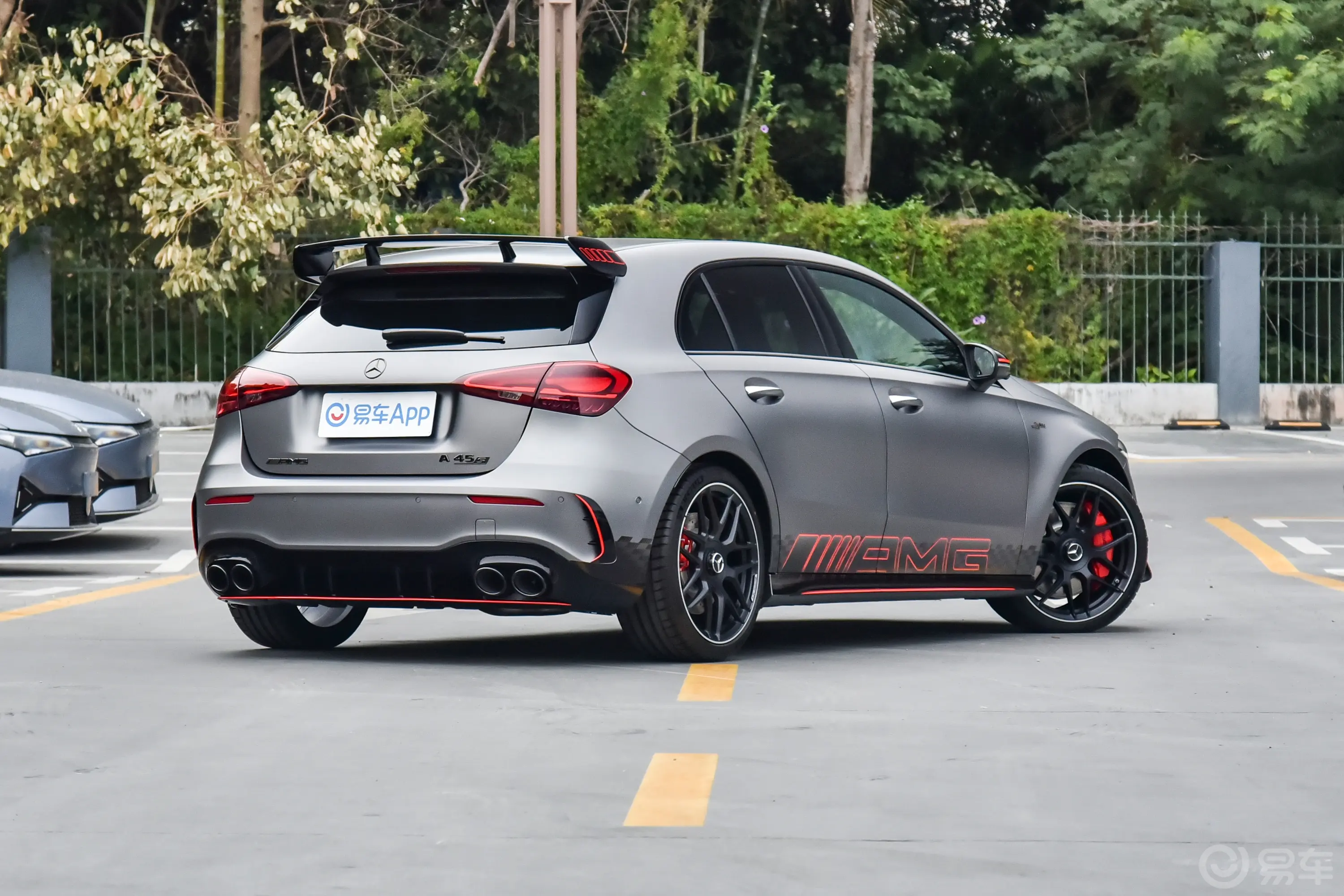 奔驰A级 AMG(进口)AMG A 45 S 4MATIC+燃擎当道特别版侧后45度车头向右水平