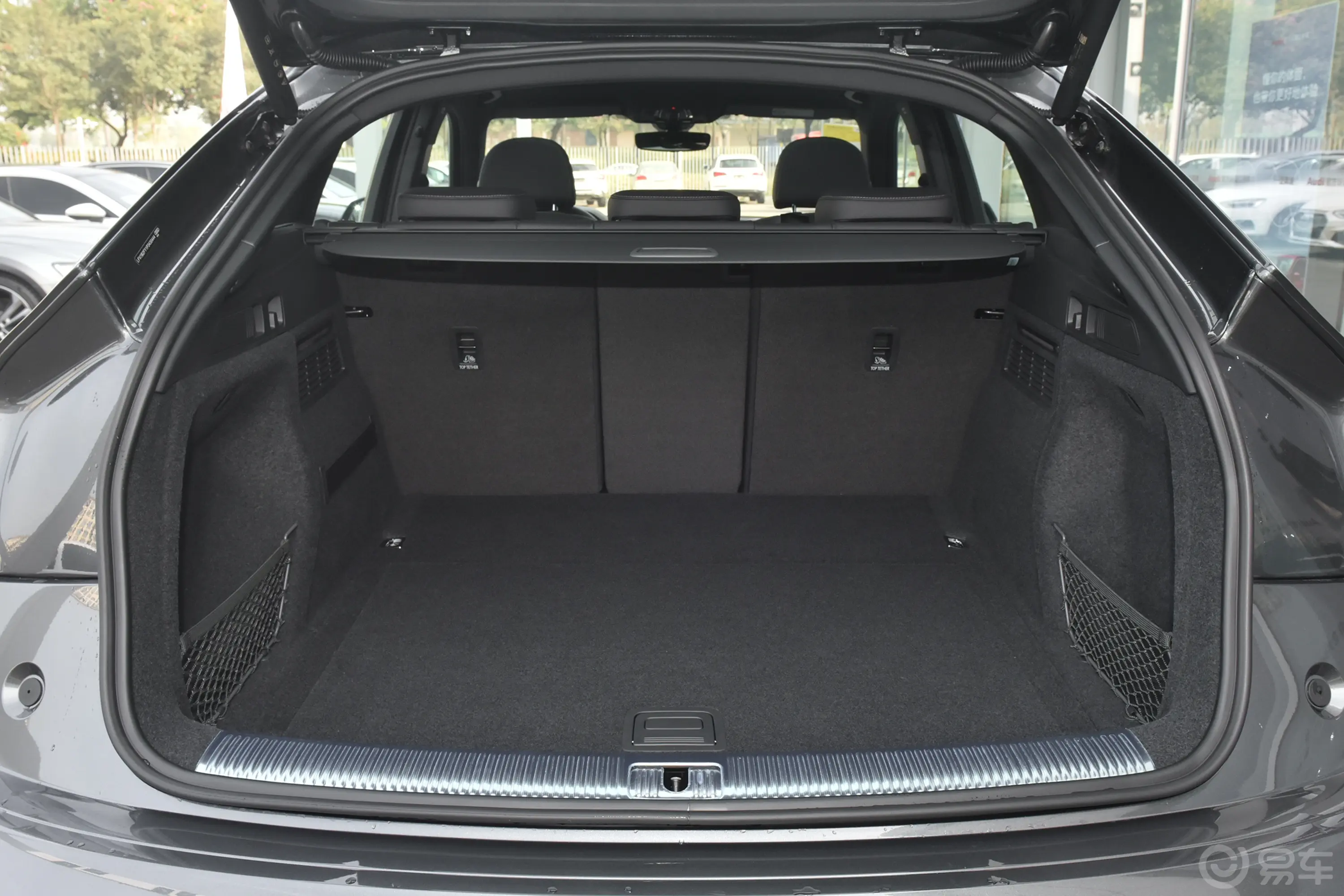 奥迪Q5L Sportback40 TFSI 豪华型后备厢空间特写