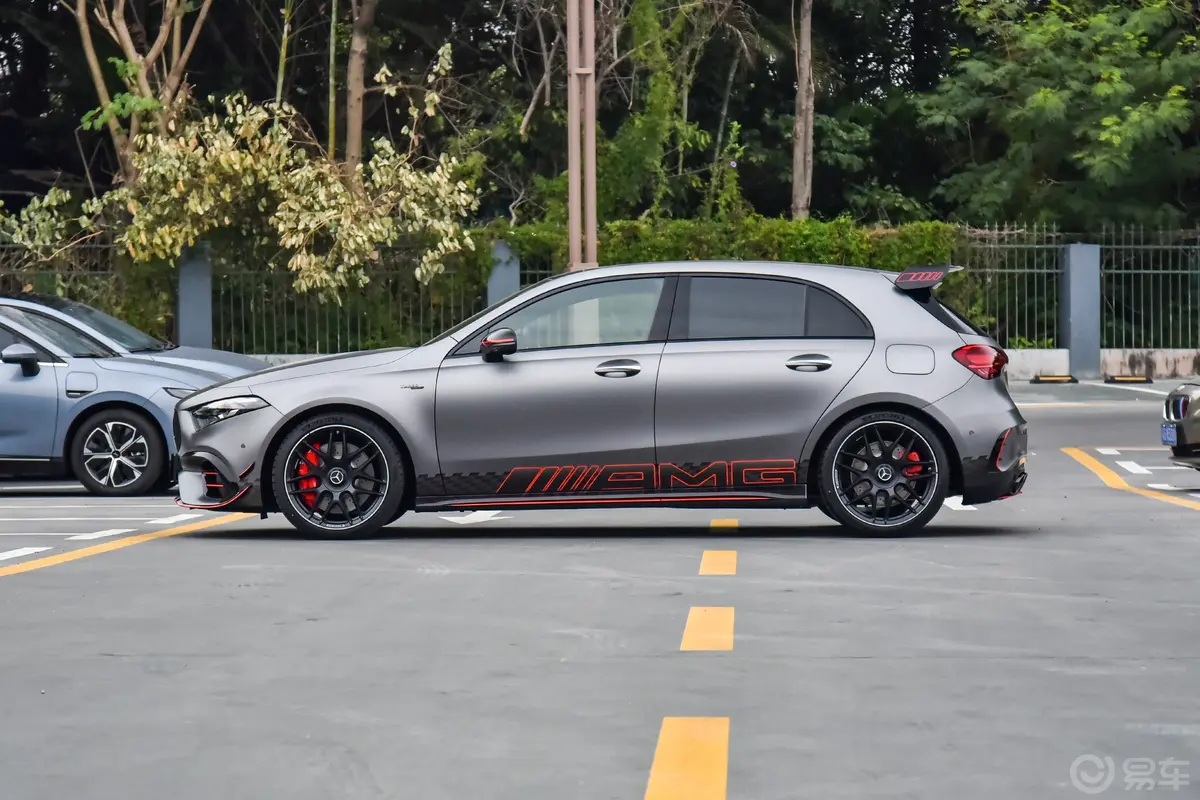 奔驰A级 AMG(进口)AMG A 45 S 4MATIC+燃擎当道特别版正侧车头向左水平