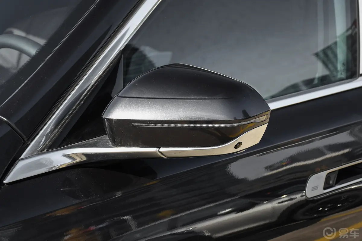 宝马i7eDrive50L 领先型 豪华套装主驾驶后视镜背面