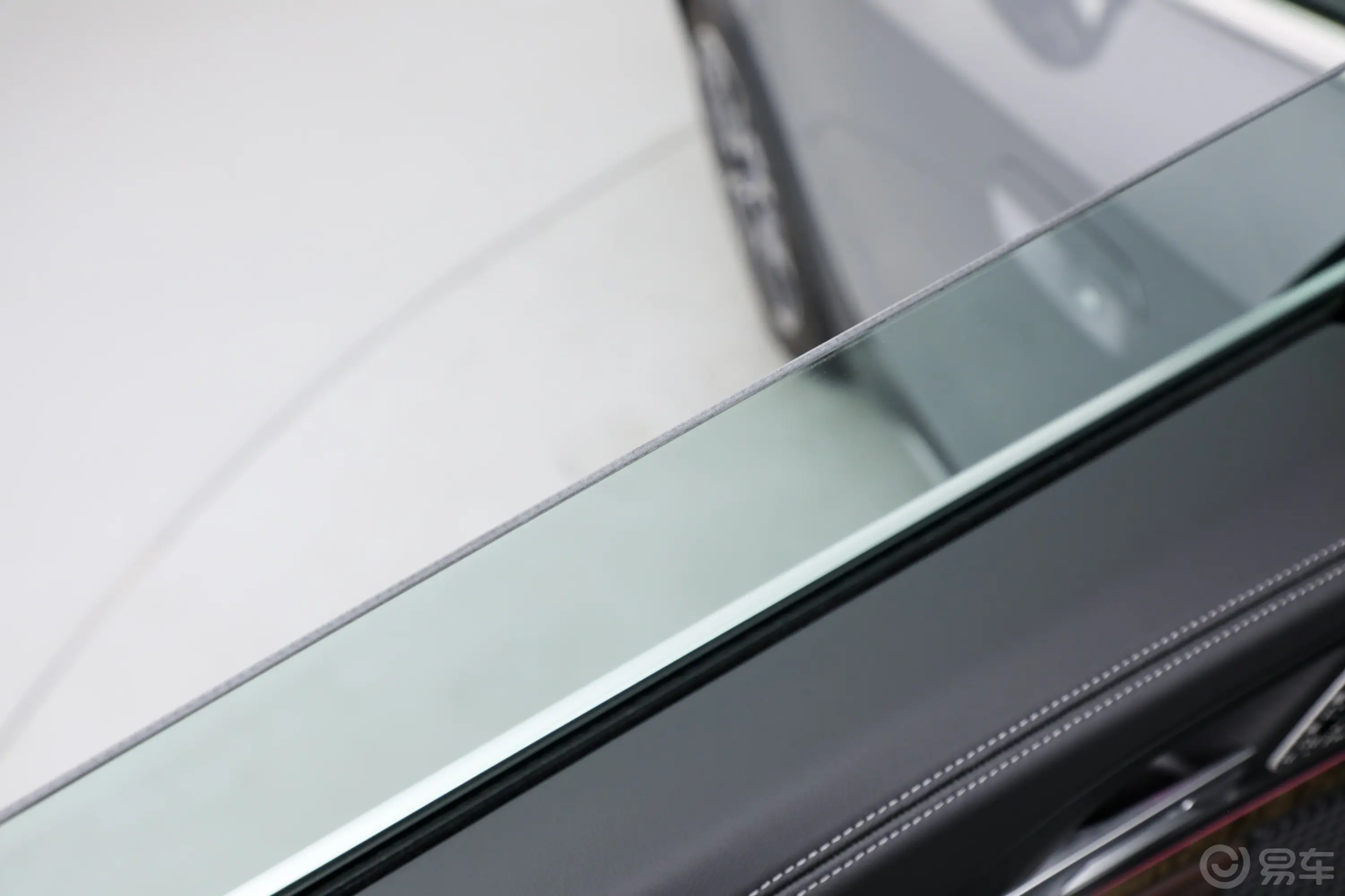 宝马iX1xDrive30L X设计套装后排玻璃材质特写