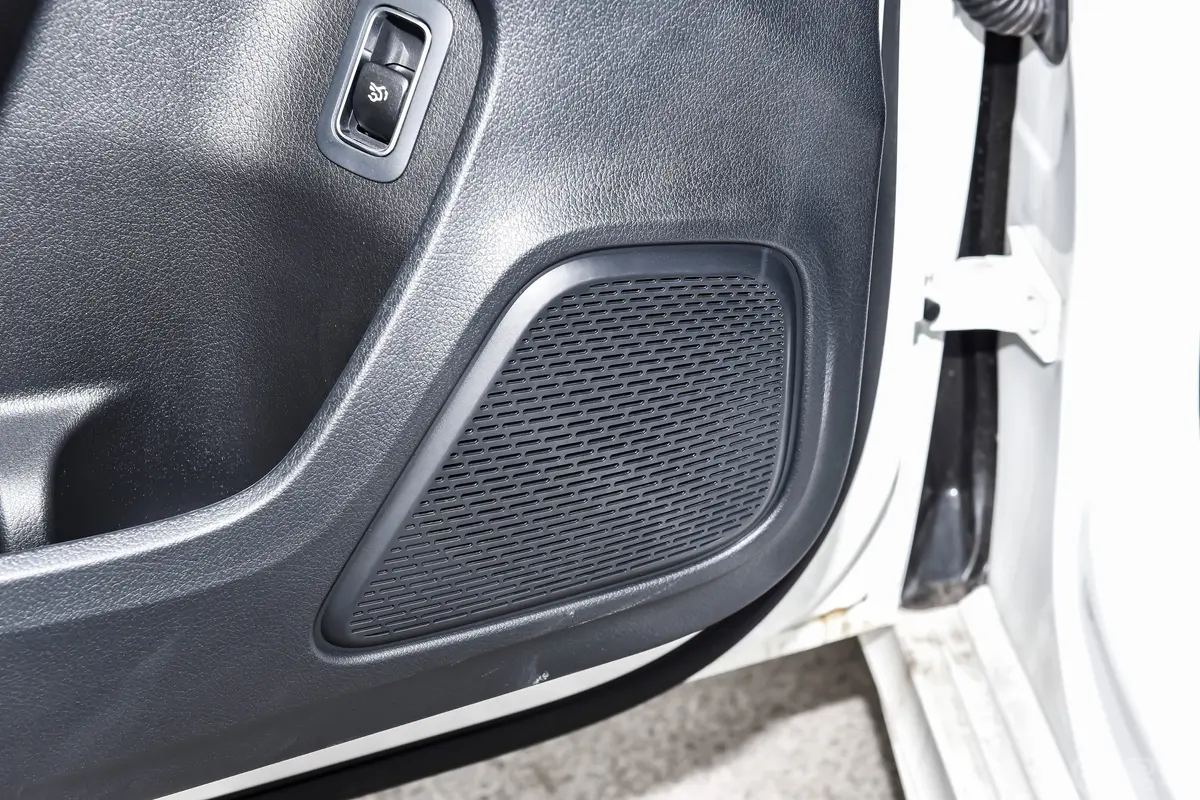 奔驰A级改款 A 200 L 动感型音响和品牌