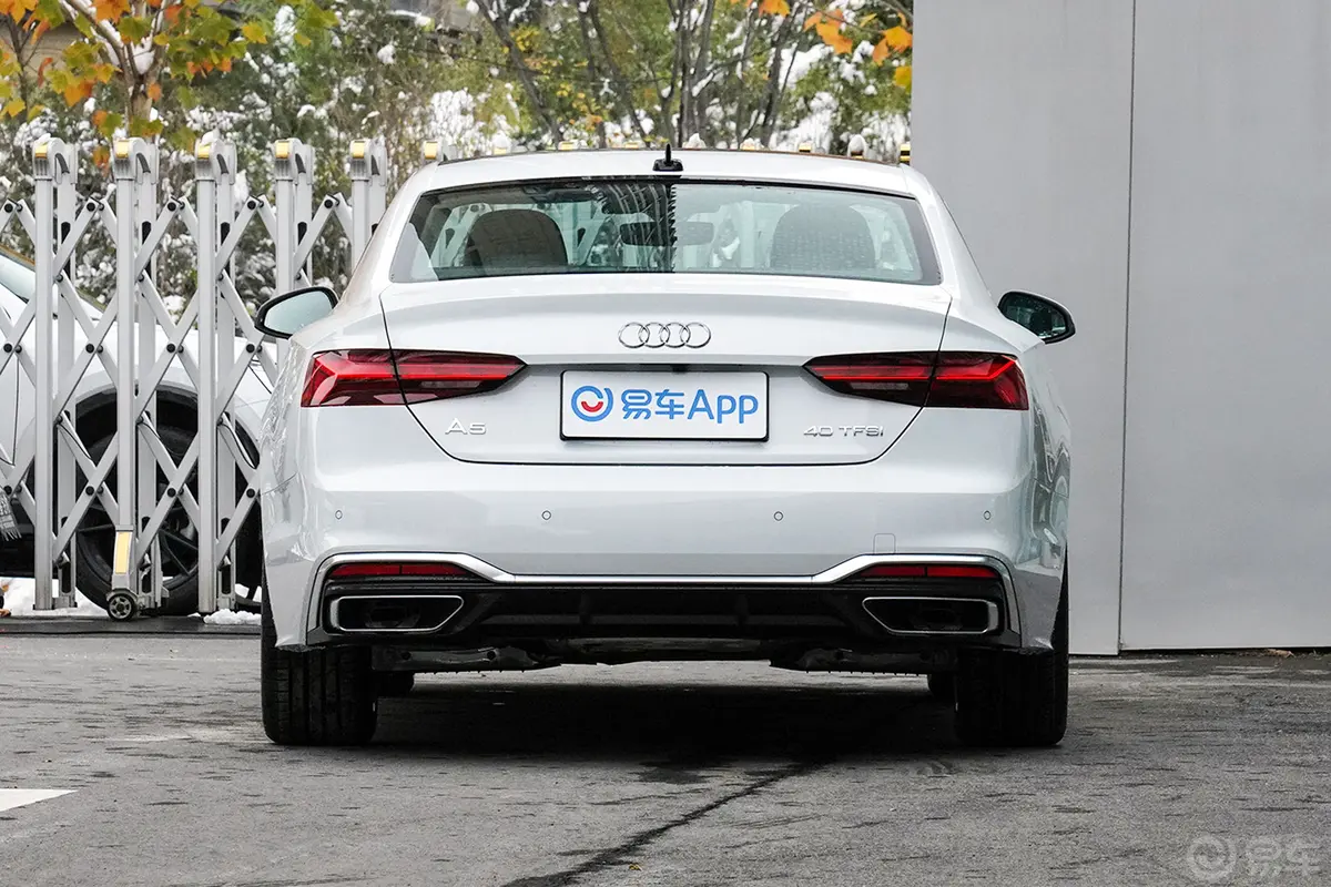 奥迪A5Coupe 40 TFSI 时尚动感型正后水平