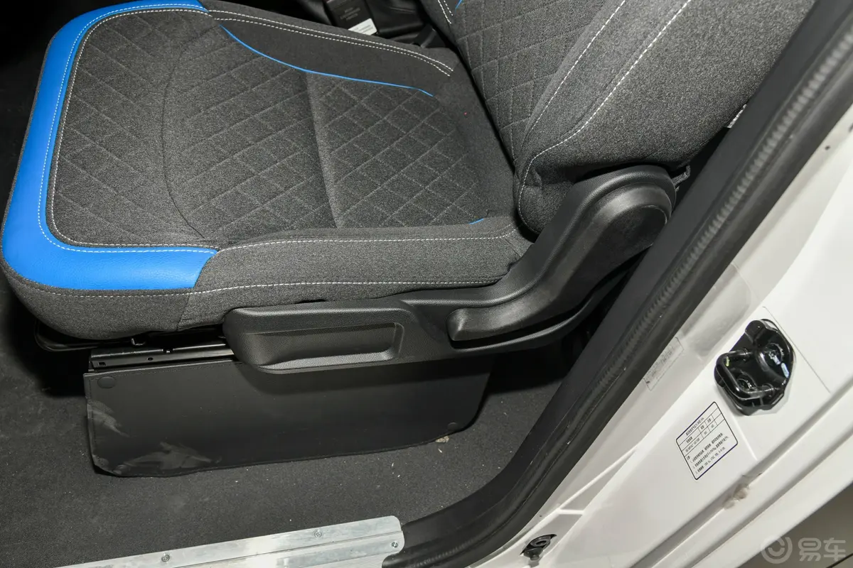 精灵智蓝E7 标准版 宁德时代38.64kWh主驾座椅调节