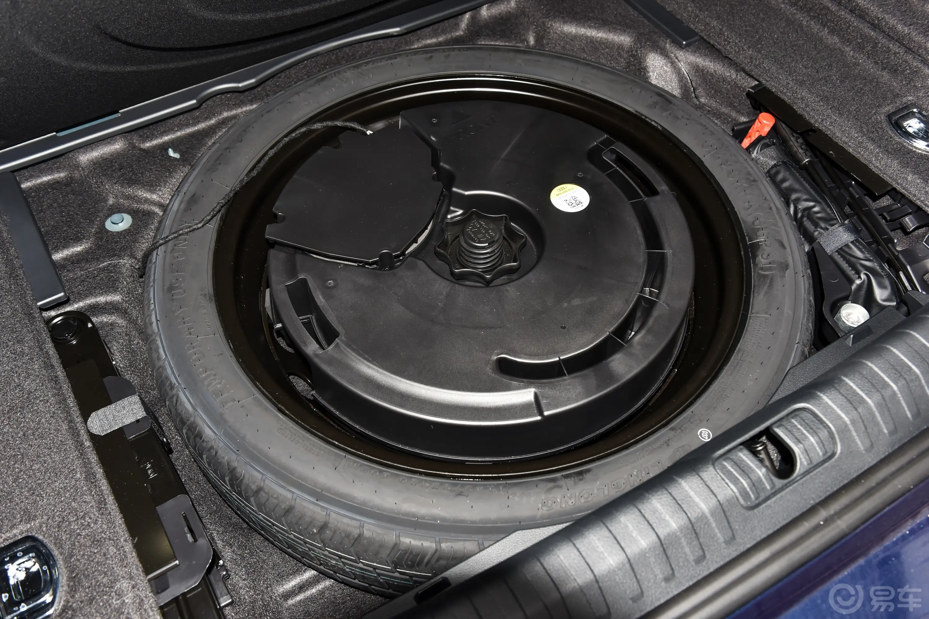 奥迪A7L45 TFSI quattro S-line 见远型 流晶套装备胎