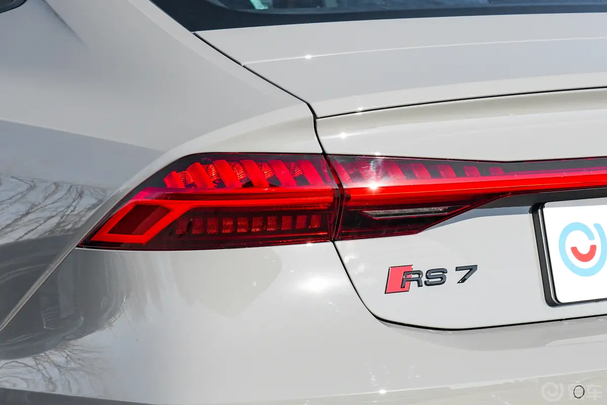 奥迪RS 74.0T Sportback Performance外观灯组