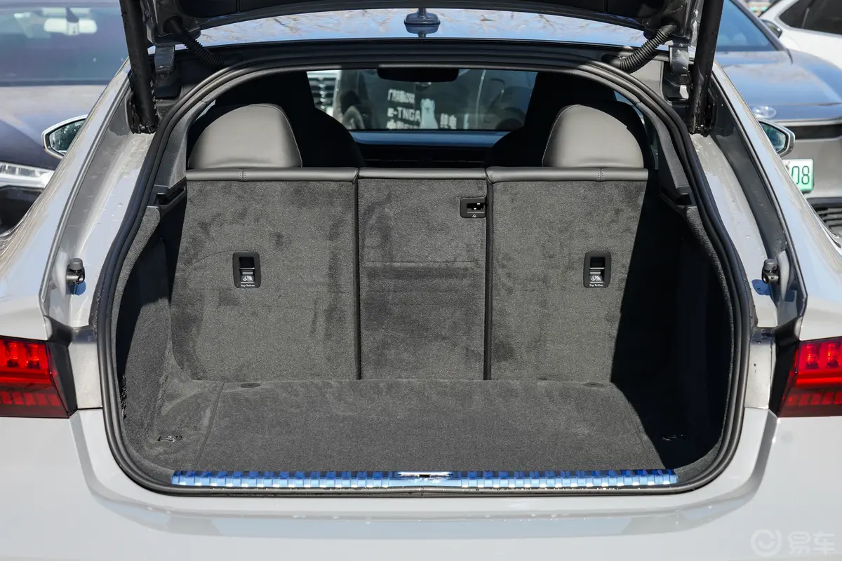 奥迪RS 74.0T Sportback Performance后备厢空间特写