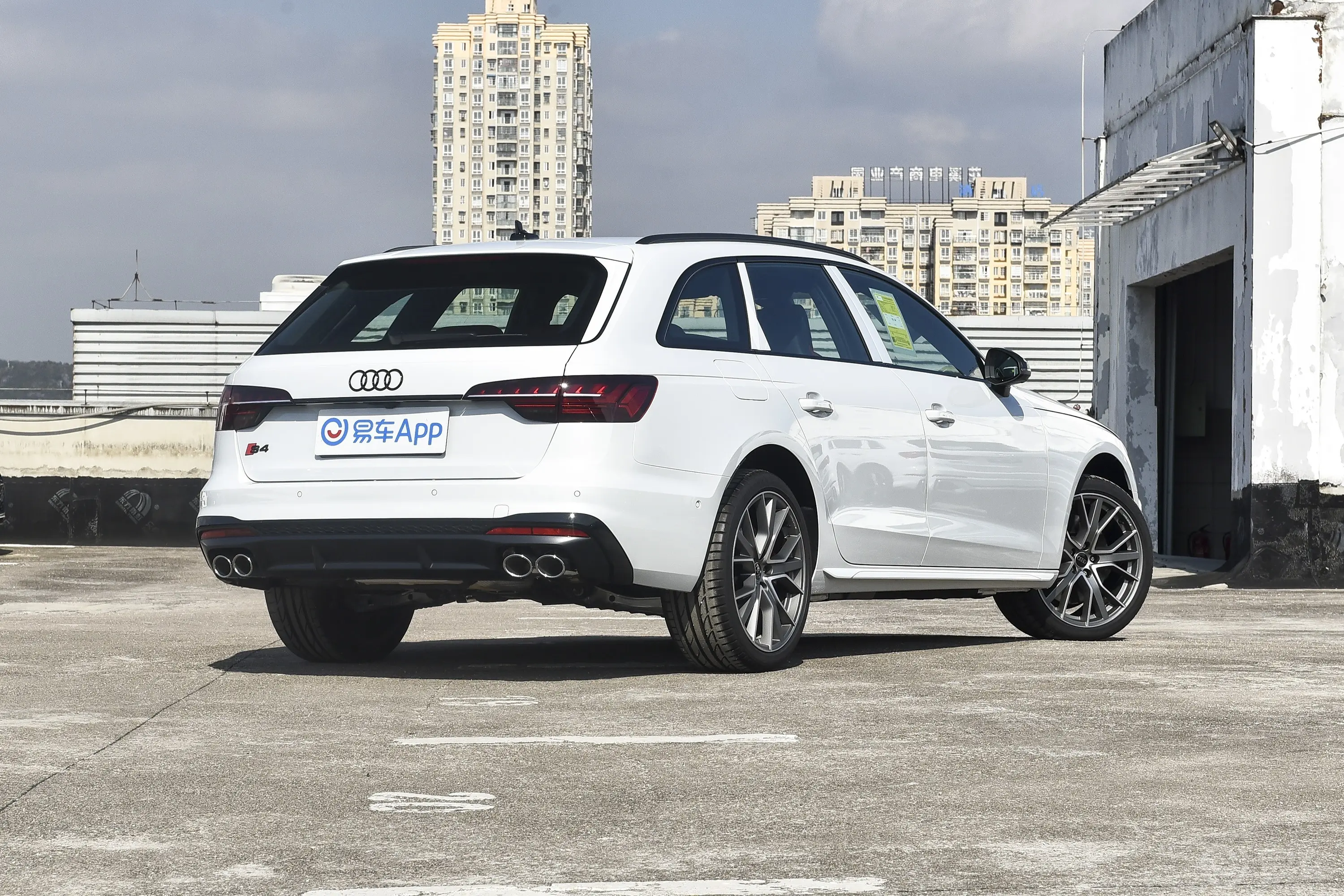 奥迪S4Avant 3.0T侧后45度车头向右水平