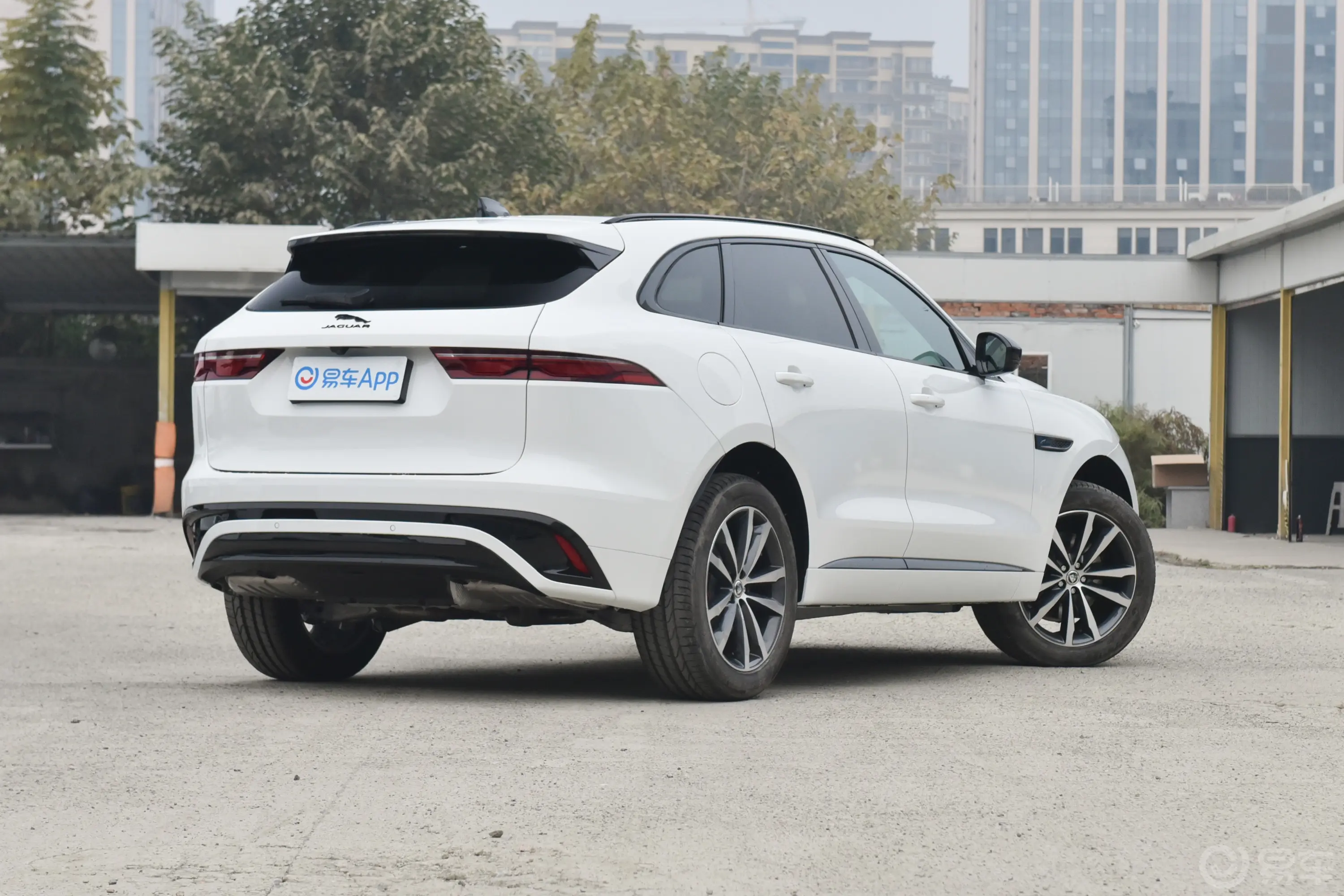 捷豹F-PACE250PS R-DYNAMIC SE侧后45度车头向右水平