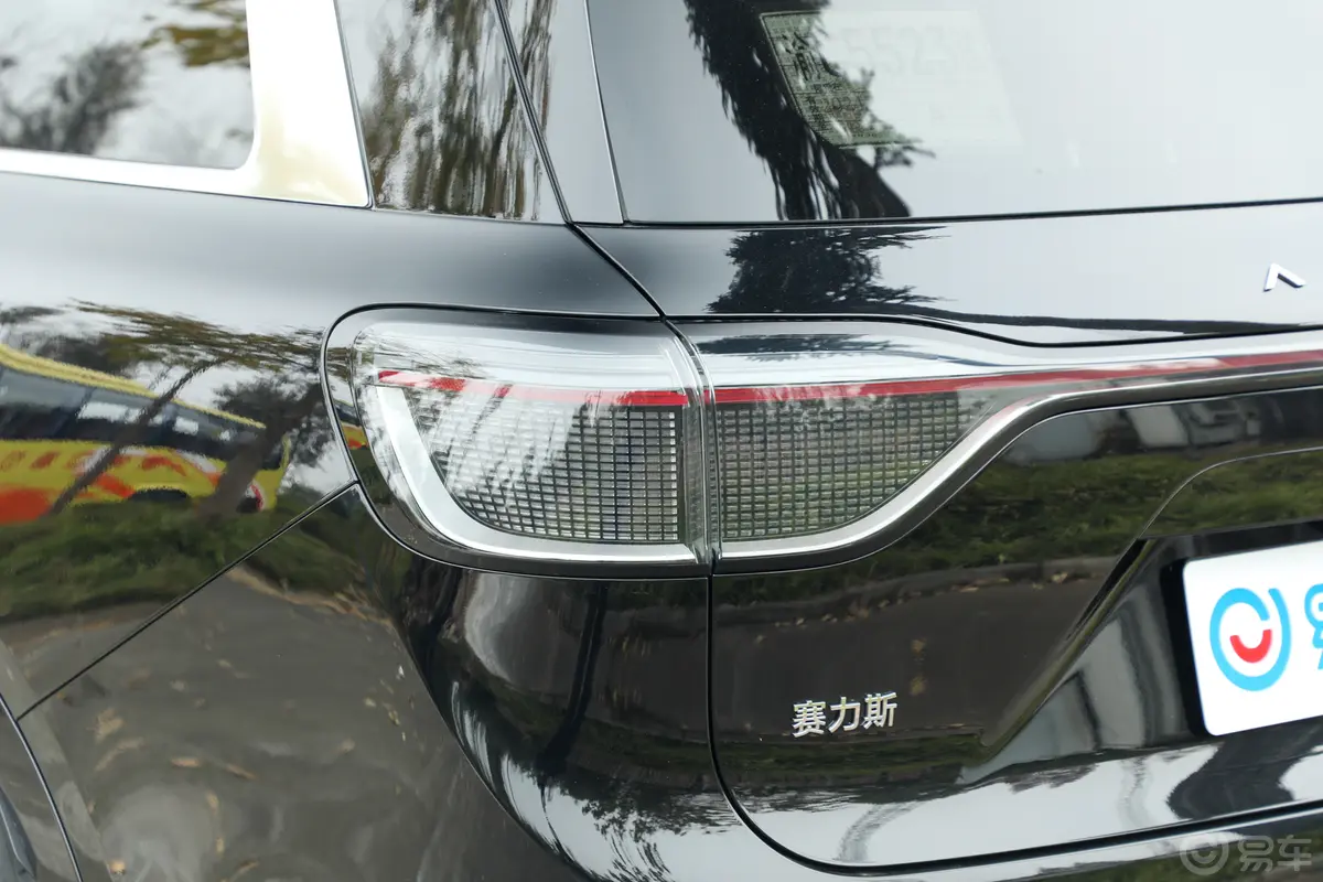 问界M9纯电版 630km Ultra 6座尾灯侧45度俯拍