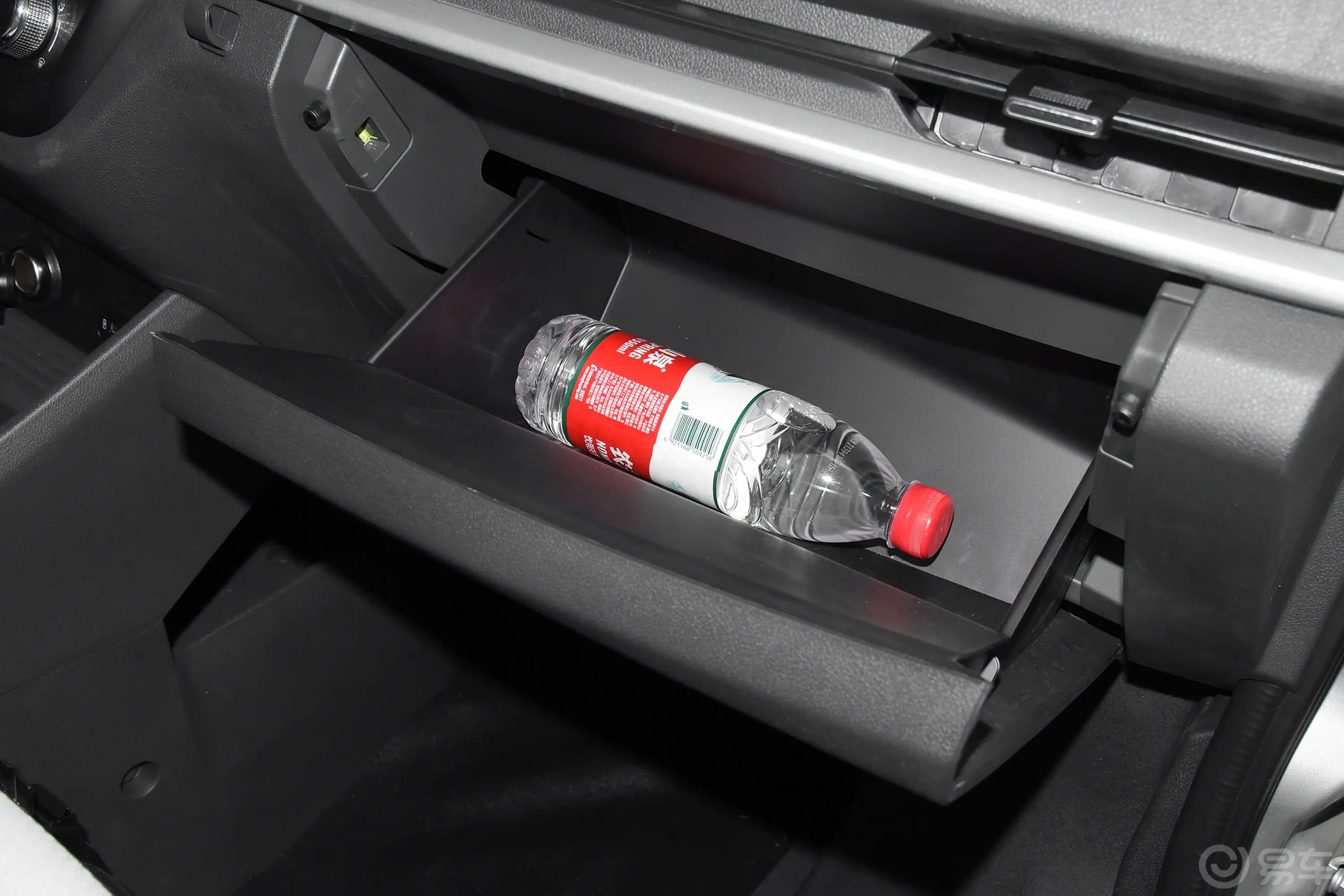 长安星卡1.5L 单排2.72米钢板厢货舒适型手套箱空间水瓶横置