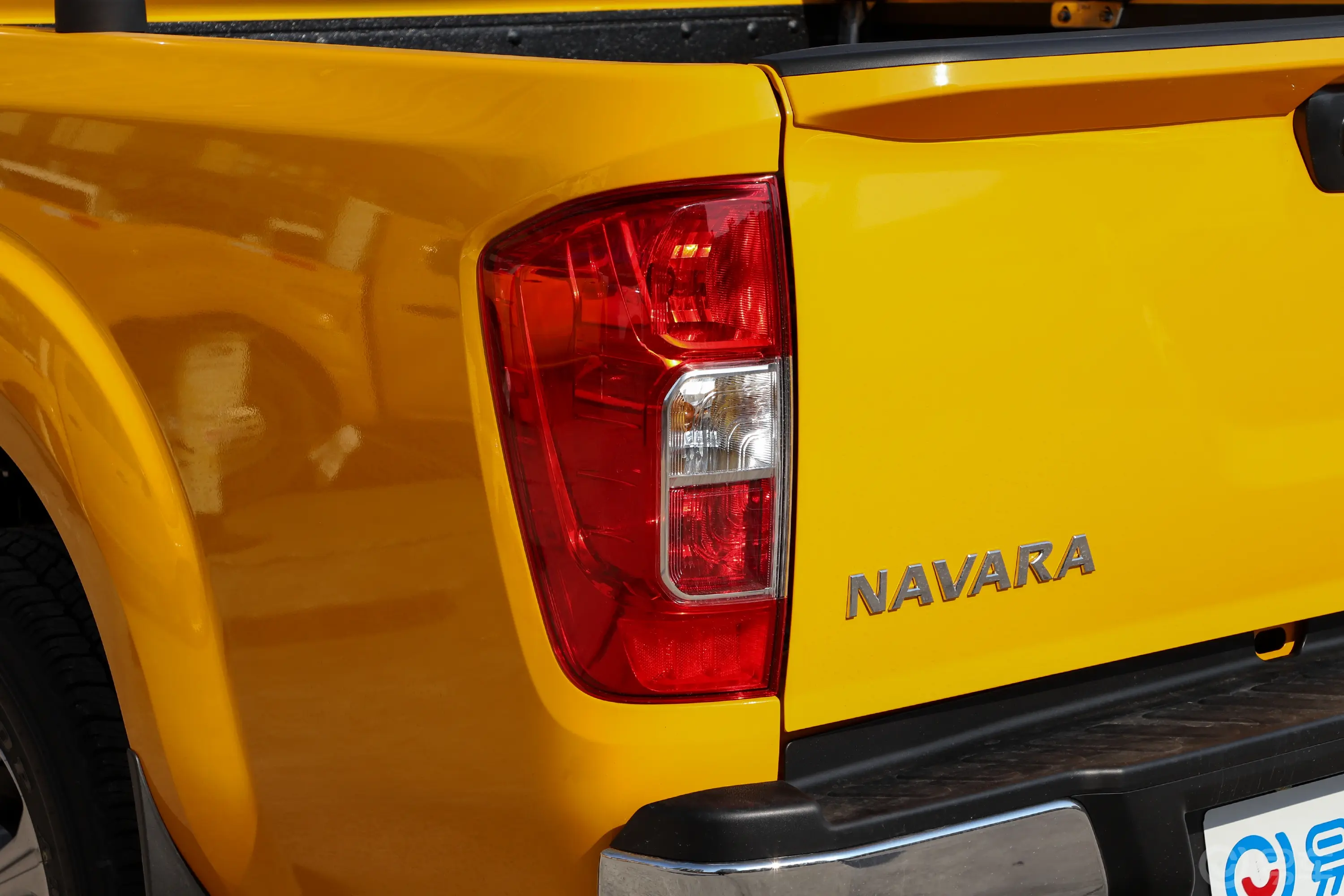 纳瓦拉改款 2.5L 自动四驱尊享型尾灯侧45度俯拍
