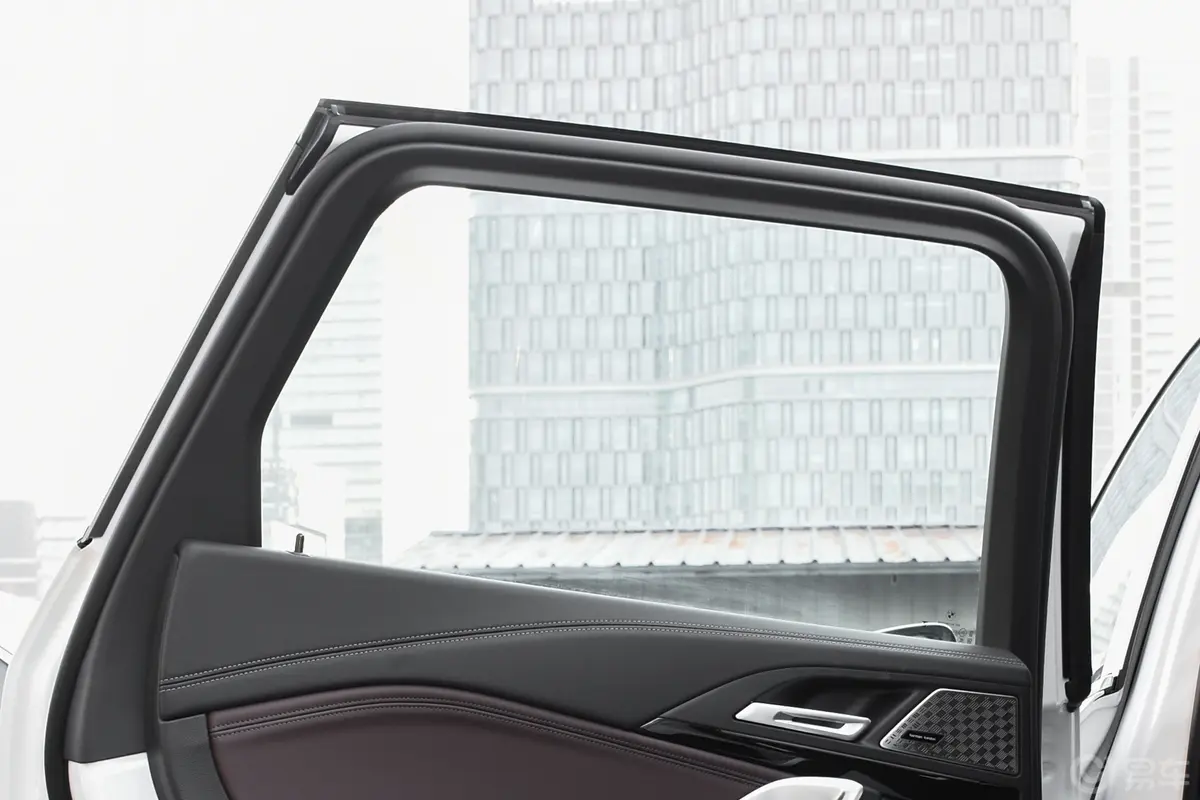 宝马X1sDrive25Li X设计套装后排侧窗遮阳帘
