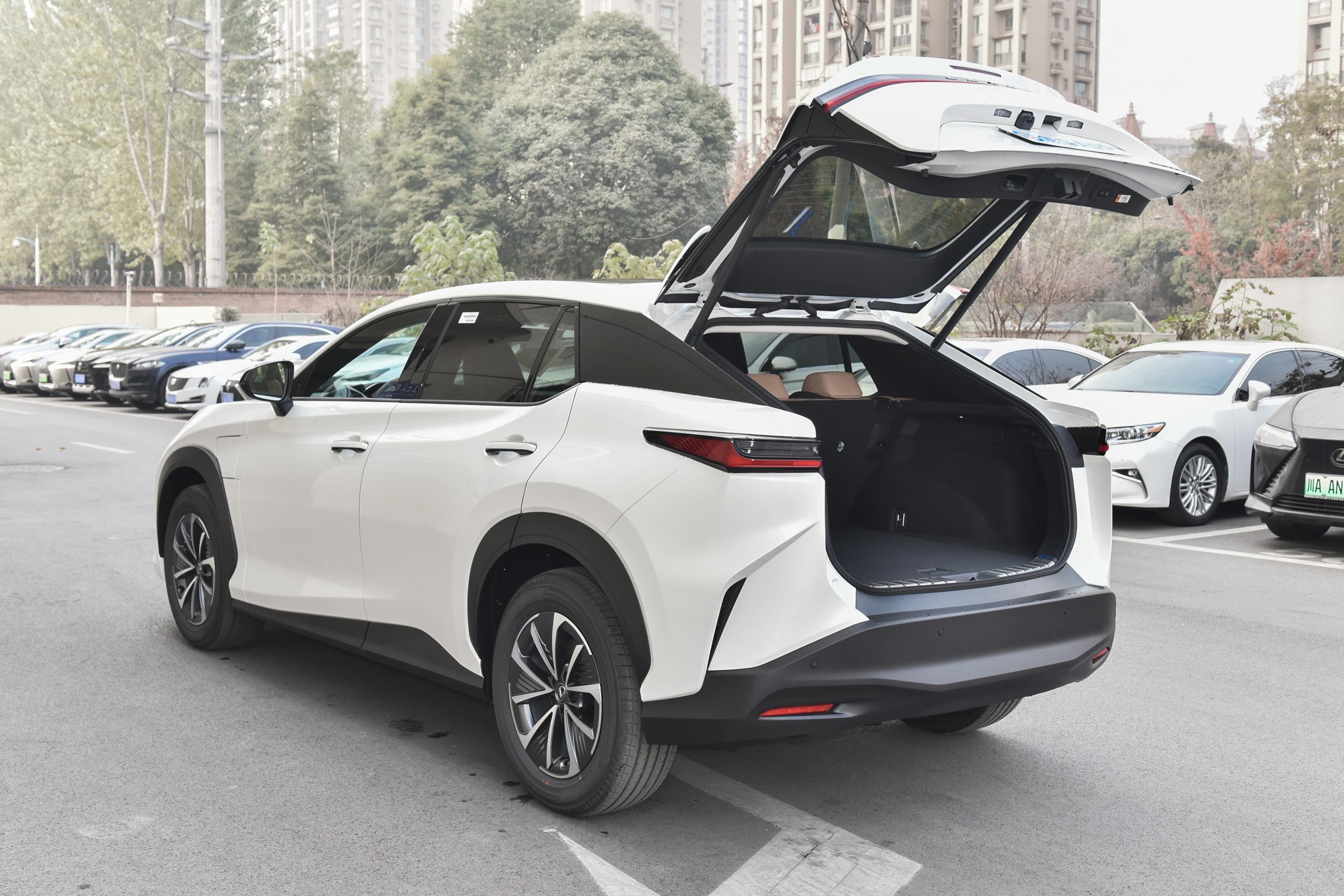 【雷克萨斯RZ300e 长续航纵享版后备厢开启45度侧拍图片-汽车图片大全】-易车