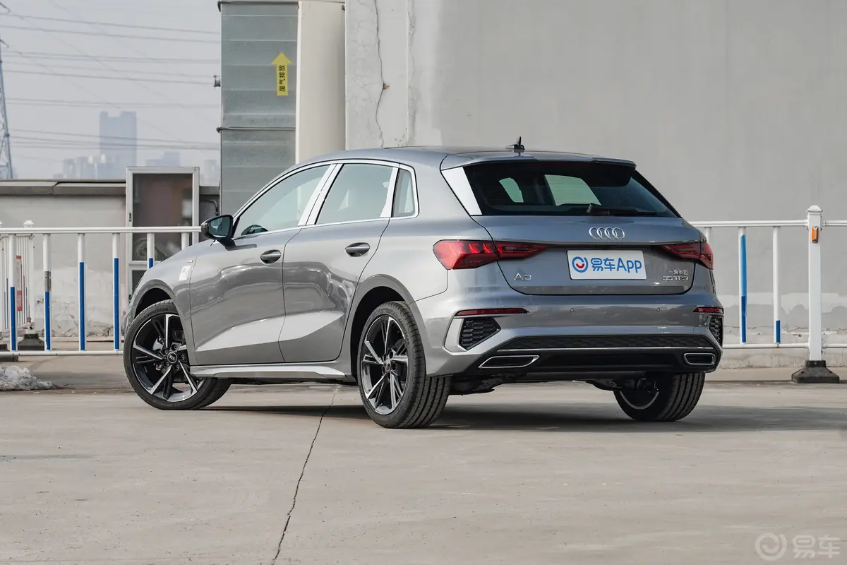 奥迪A3Sportback 35 TFSI 时尚运动型侧后45度车头向左水平