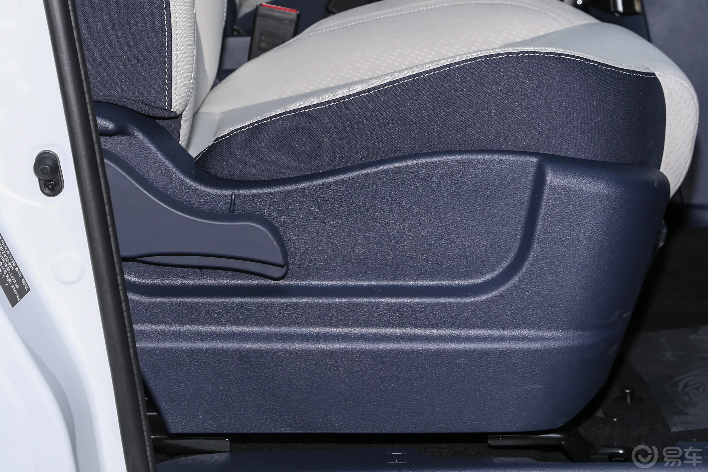 菱智PLUS1.5T 手动舒适型 7座副驾座椅调节