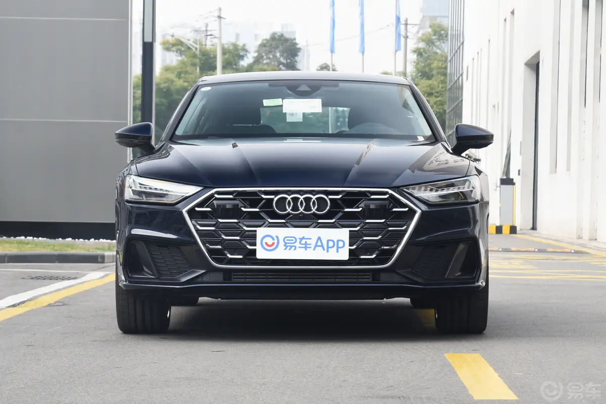 奥迪A745 TFSI 臻选型正前水平