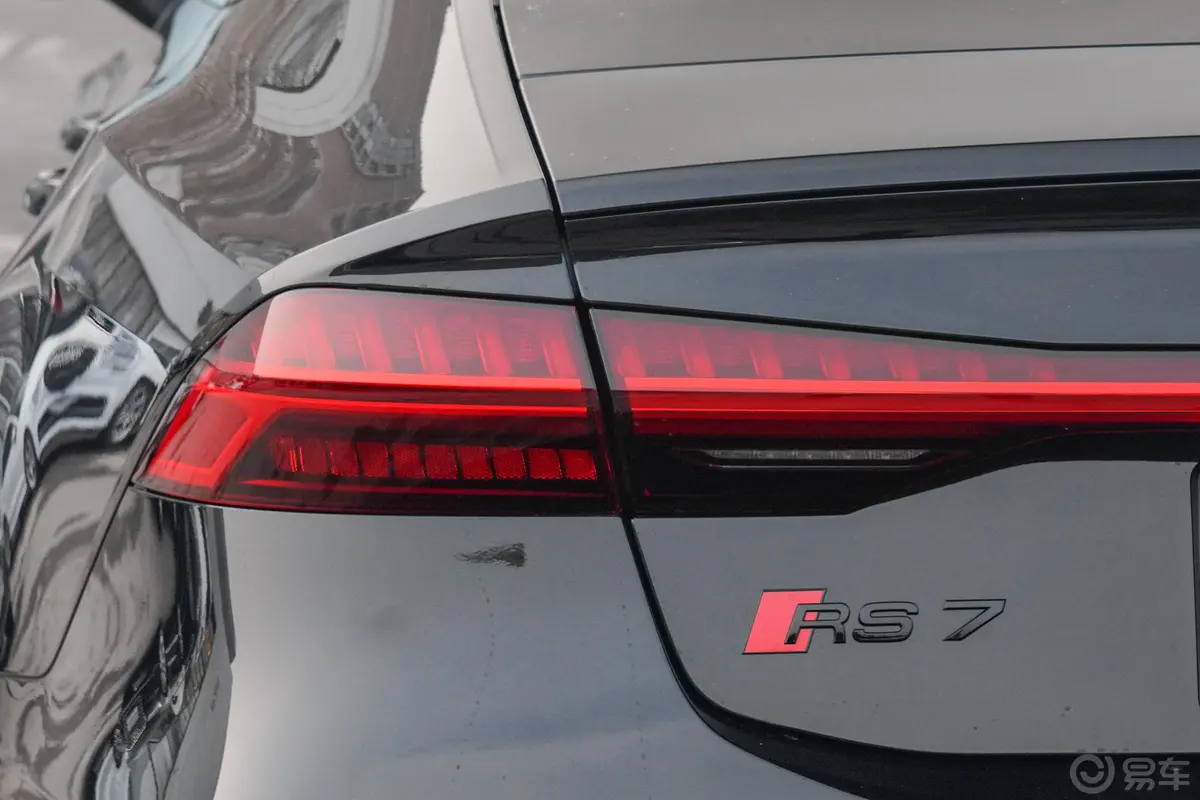奥迪RS 74.0T Sportback Performance外观灯组