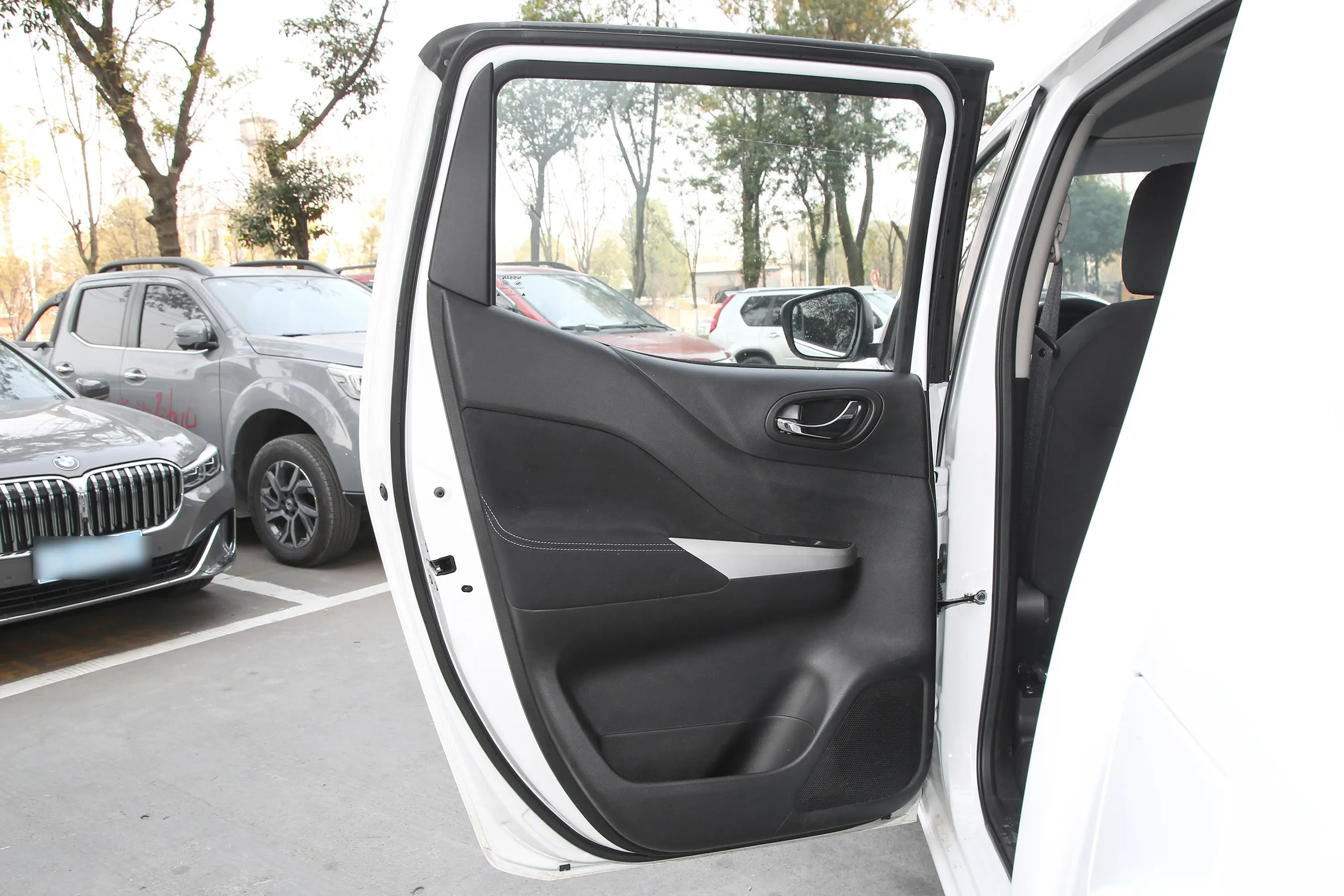 纳瓦拉改款 2.5L 手动两驱舒适型驾驶员侧后车门