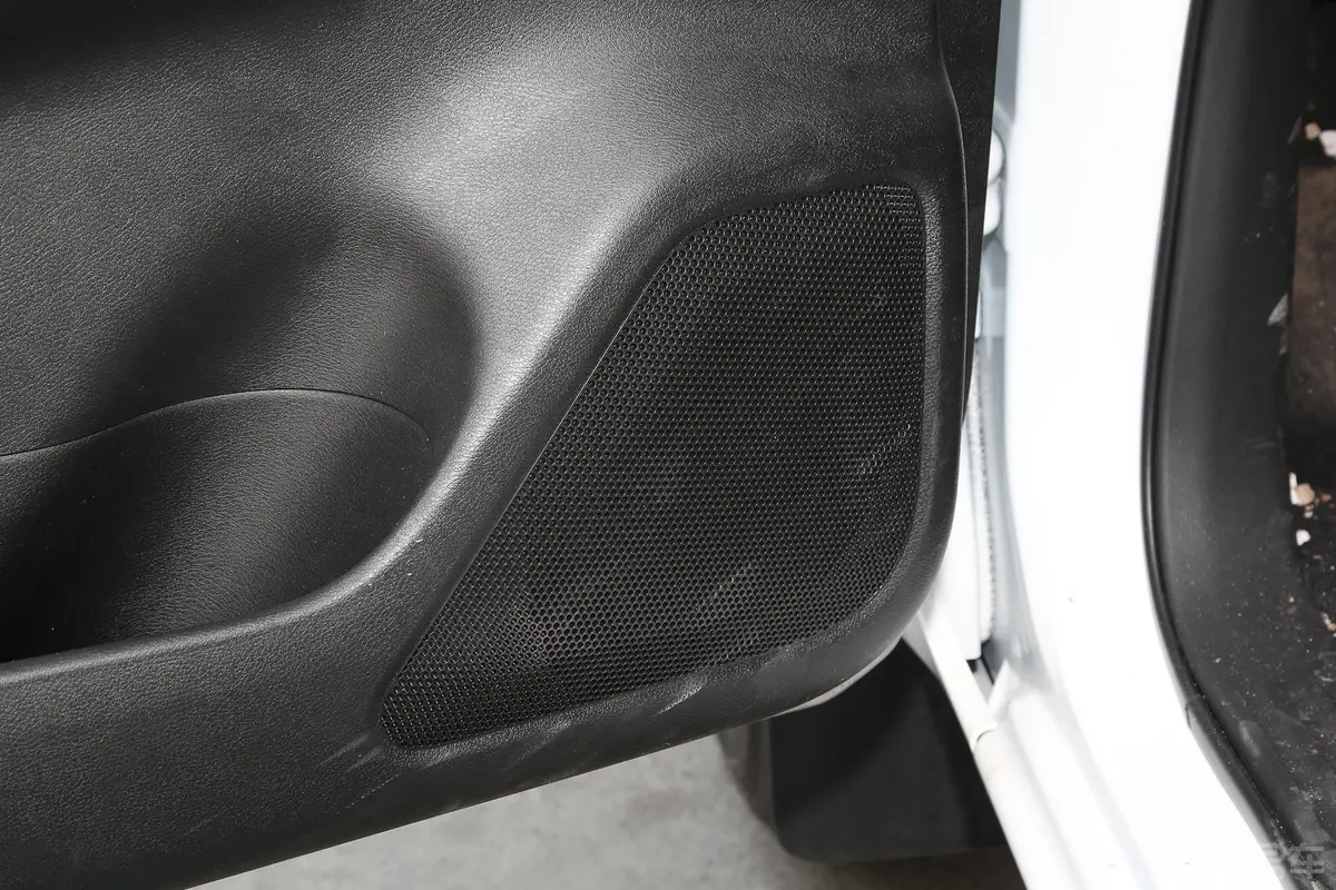 纳瓦拉改款 2.5L 手动两驱舒适型音响和品牌