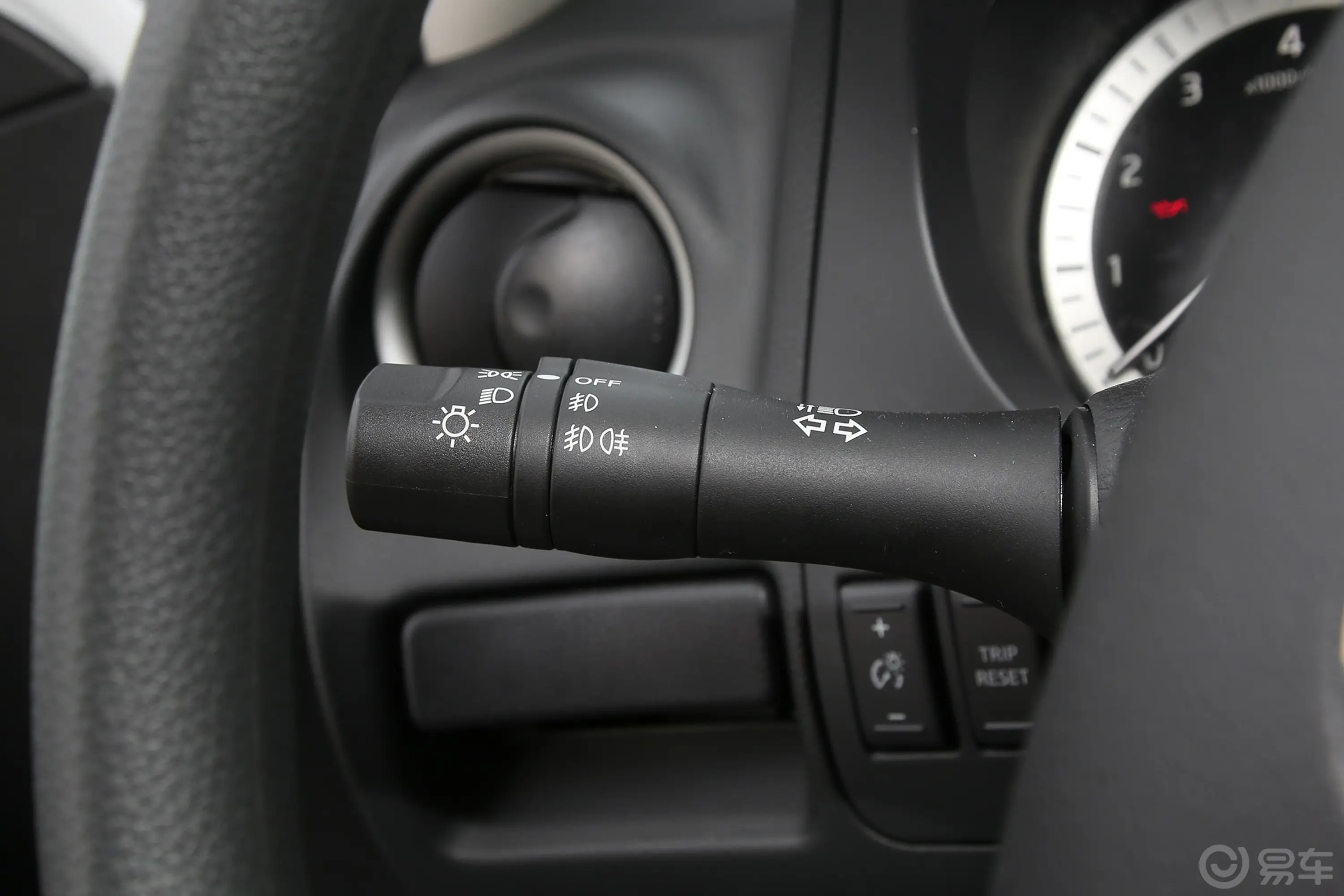 纳瓦拉改款 2.5L 手动两驱舒适型灯光控制区