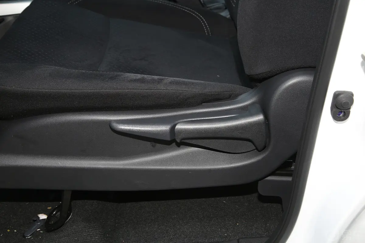 纳瓦拉改款 2.5L 手动两驱舒适型主驾座椅调节