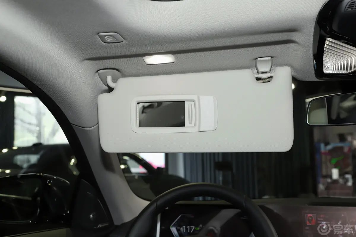 宝马i4eDrive35 星谧紫特别版驾驶位遮阳板