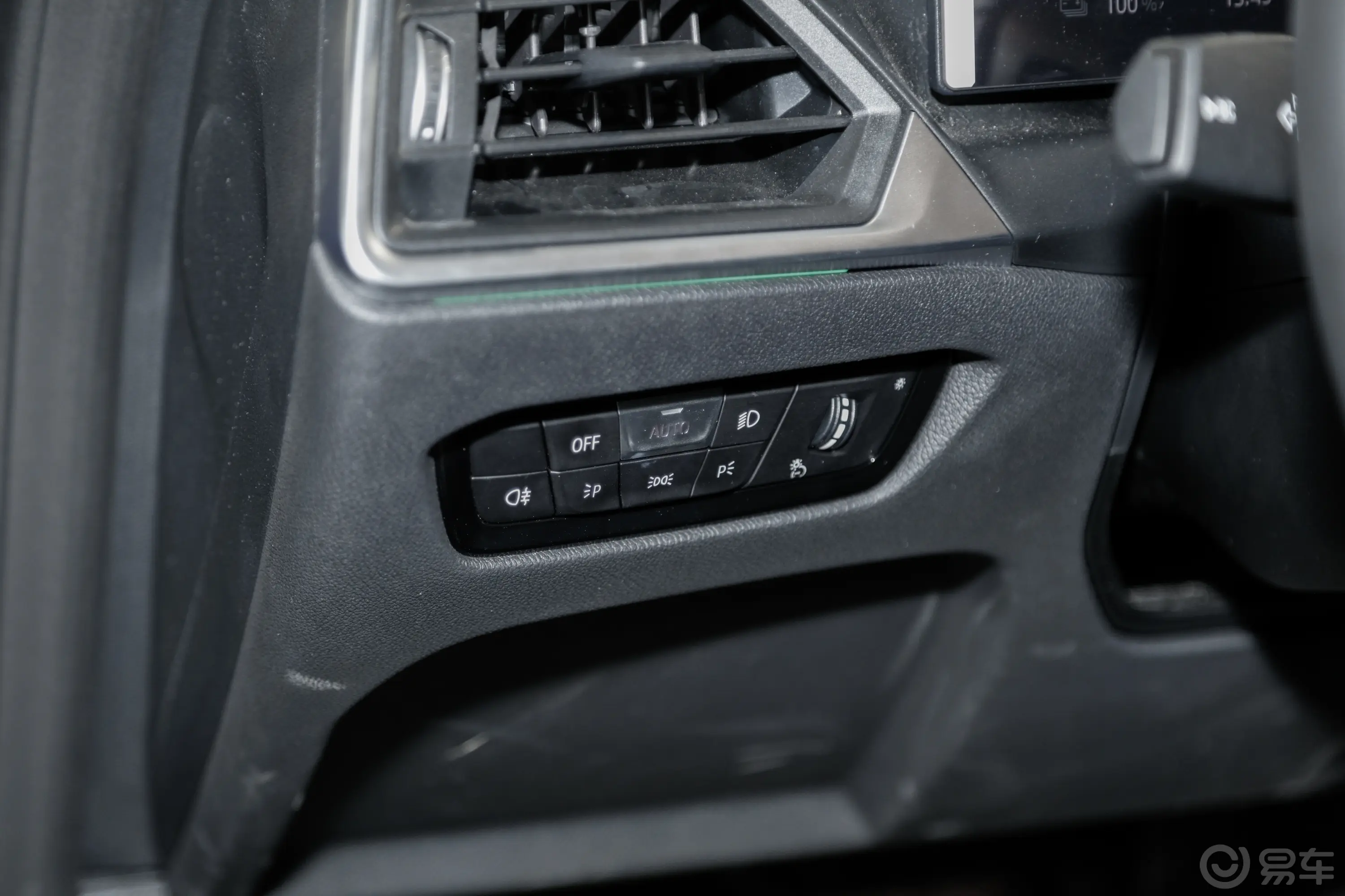 宝马i4eDrive35 星谧紫特别版灯光控制区