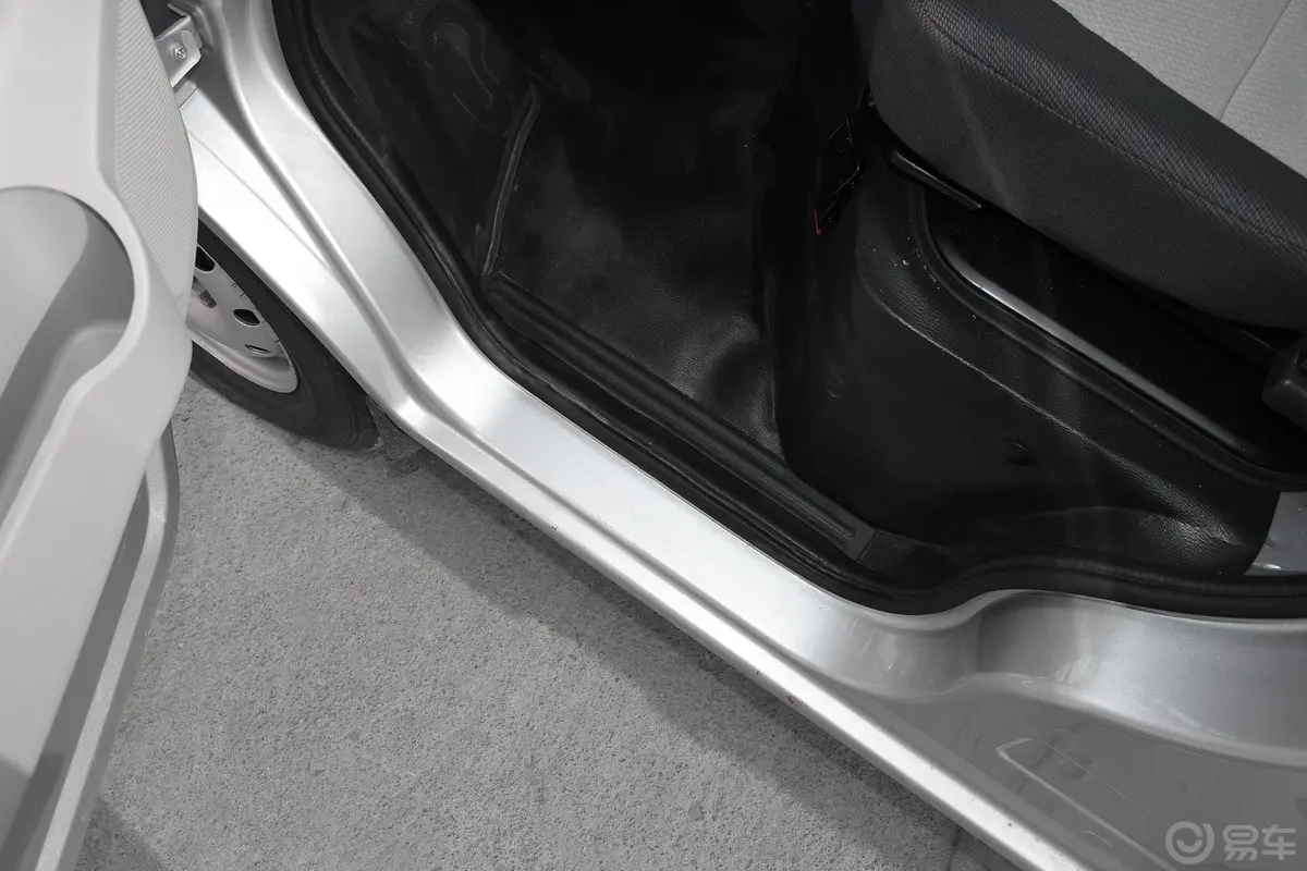 长安星卡1.5L 单排3.06米仓栅车舒适型前排迎宾踏板