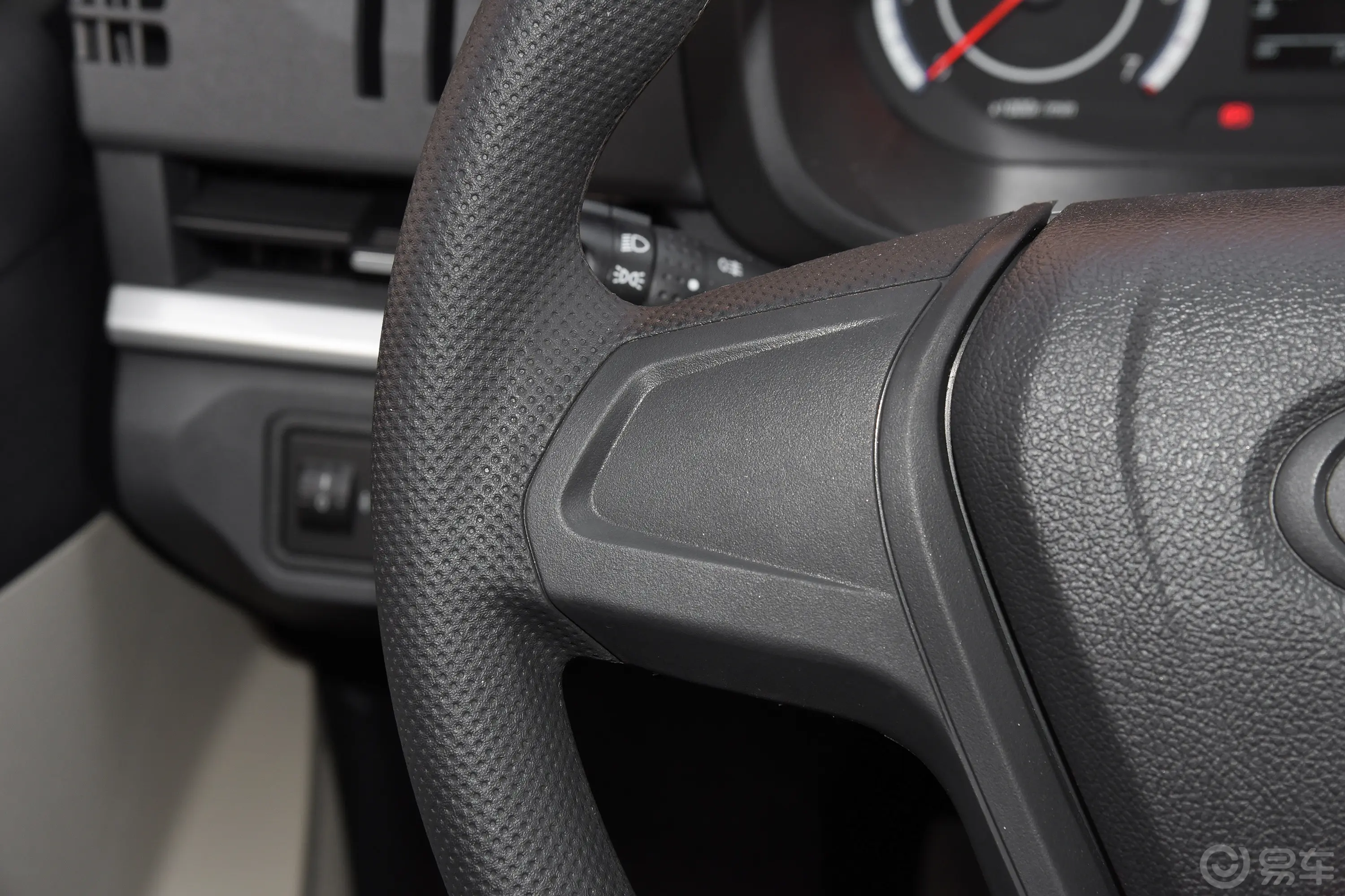 长安星卡1.5L 单排3.06米仓栅车舒适型左侧方向盘功能按键