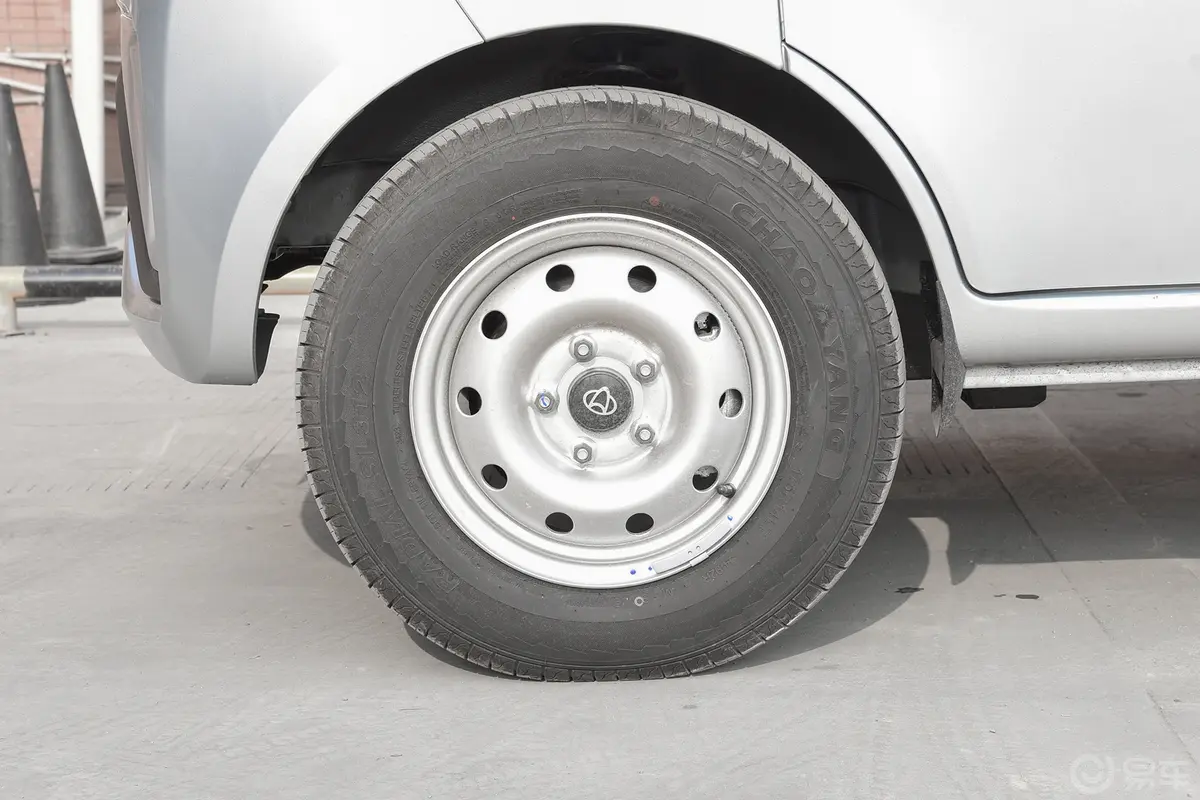 长安星卡1.5L 单排3.06米仓栅车舒适型前轮毂造型