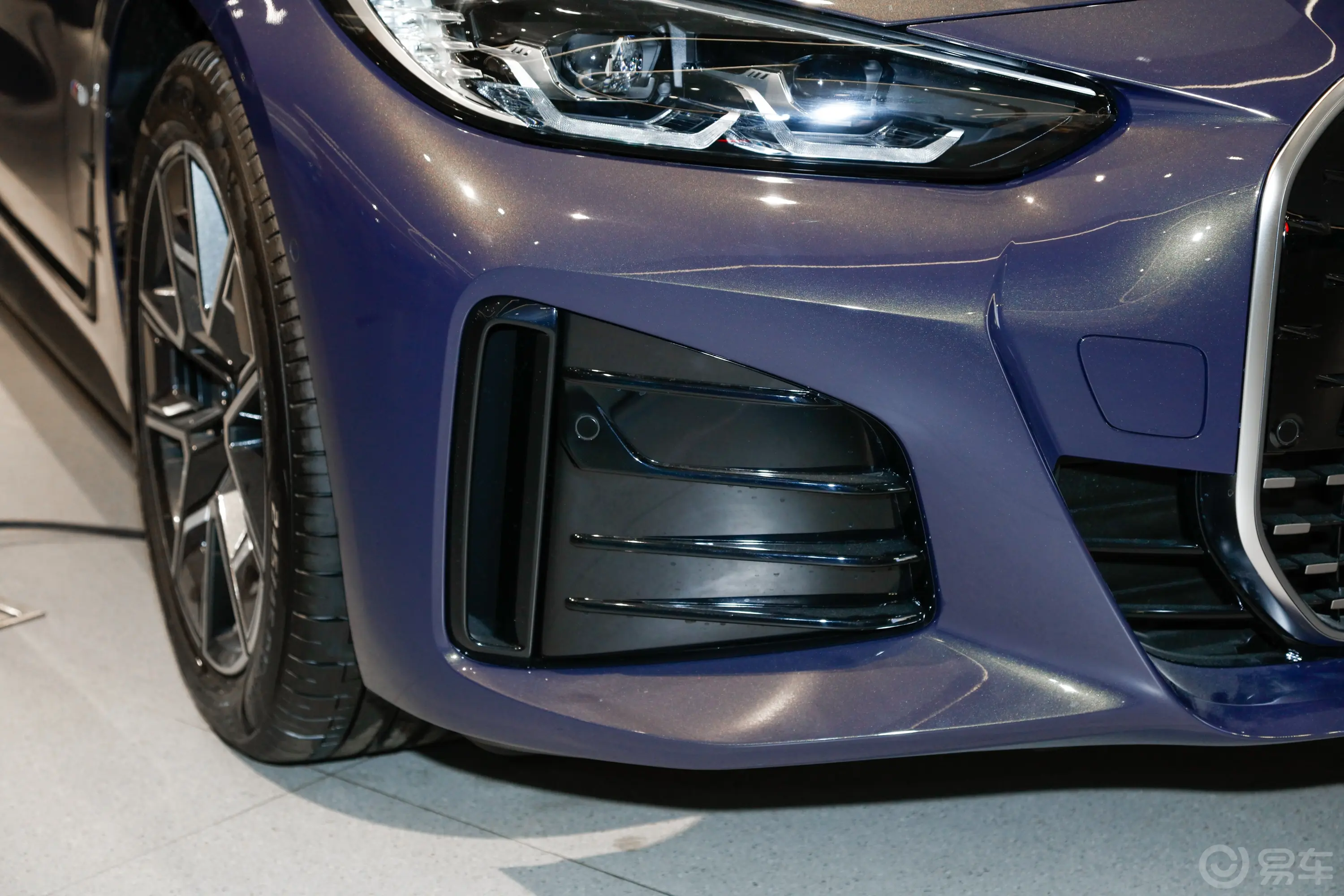 宝马i4eDrive35 星谧紫特别版外观细节