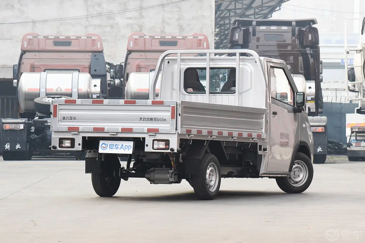 大力牛魔王D05铁牛5号 180km 栏板车标准型侧后45度车头向右水平