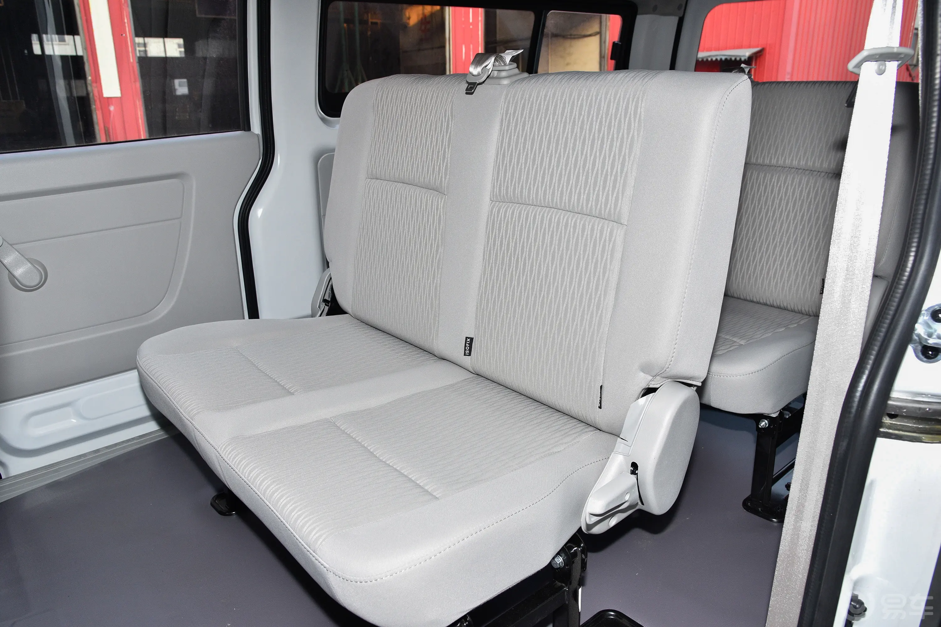 金杯新海狮X30L1.5L 客车财富中央空调版 5/6/7座后排玻璃材质特写