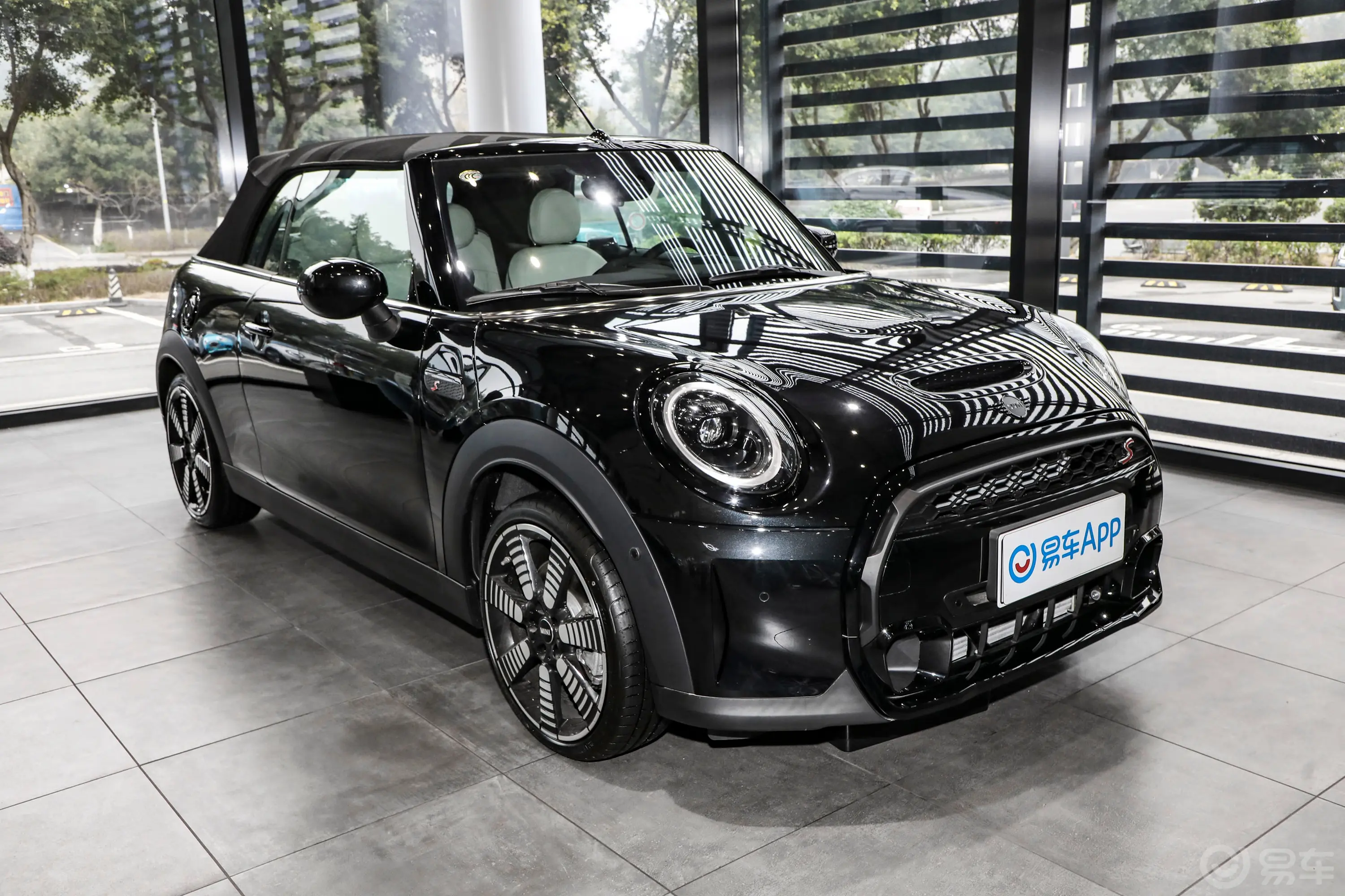 MINI CABRIO改款 2.0T COOPER S CABRIO 艺术家侧前45度车头向右水平