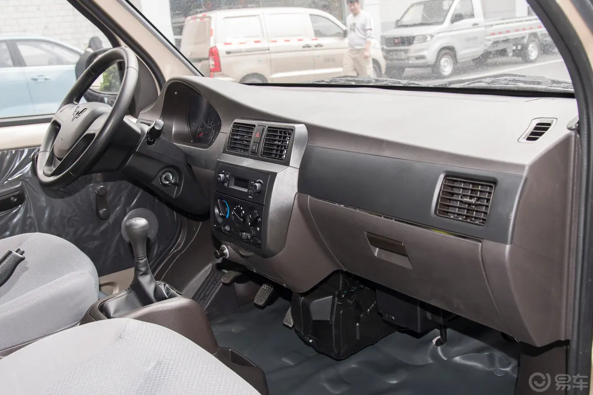 五菱荣光1.5L 手动封窗加长版基本型 2座内饰全景副驾驶员方向